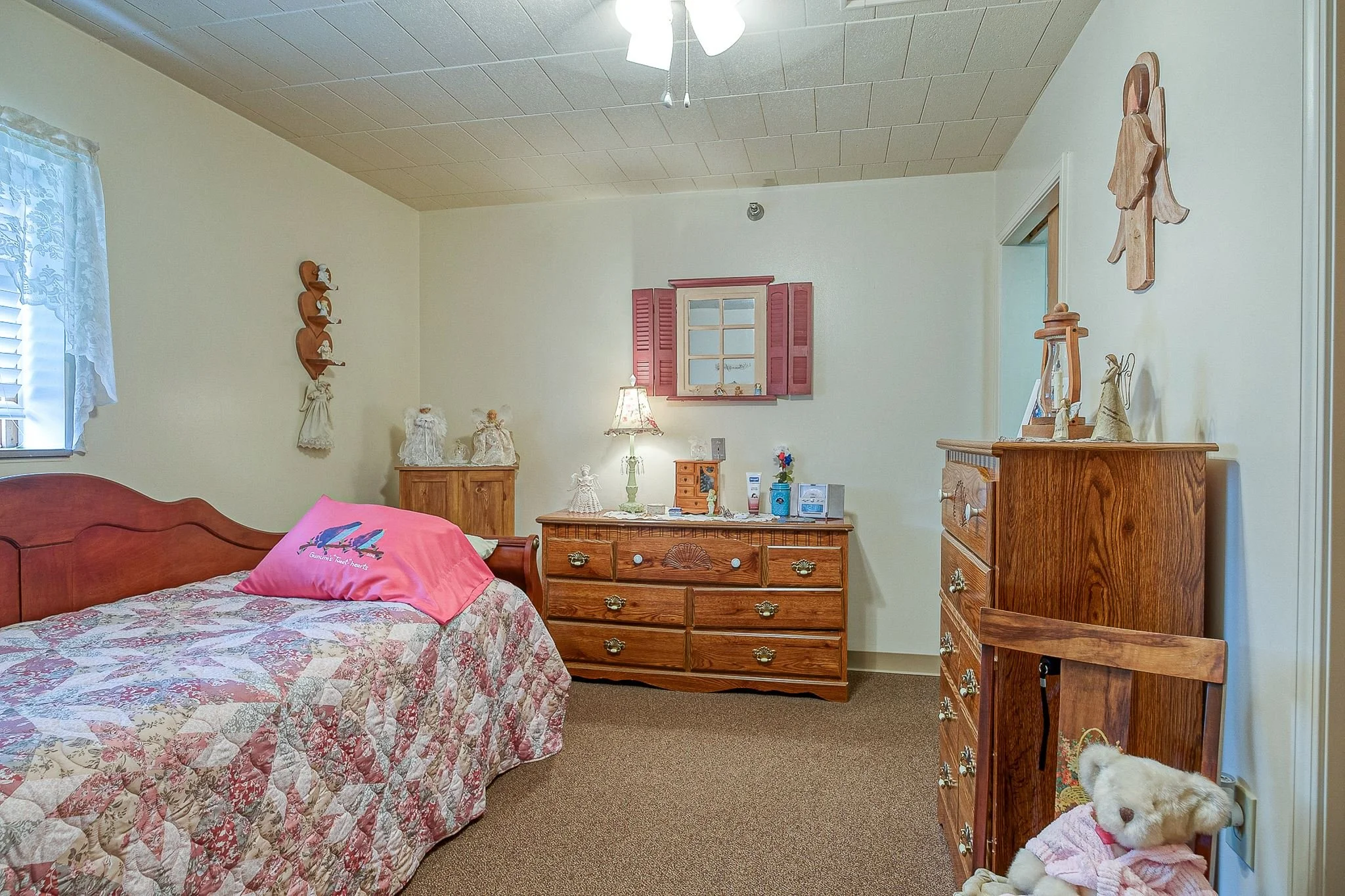 President's Square Apartments are conveniently located at 200 Jefferson Street in Evans City, PA. It consists of 52 apartments (24 one-bedroom, 2 two-bedrooms, and 26 efficiencies) of affordable housing for limited-income individuals. Rent is based o