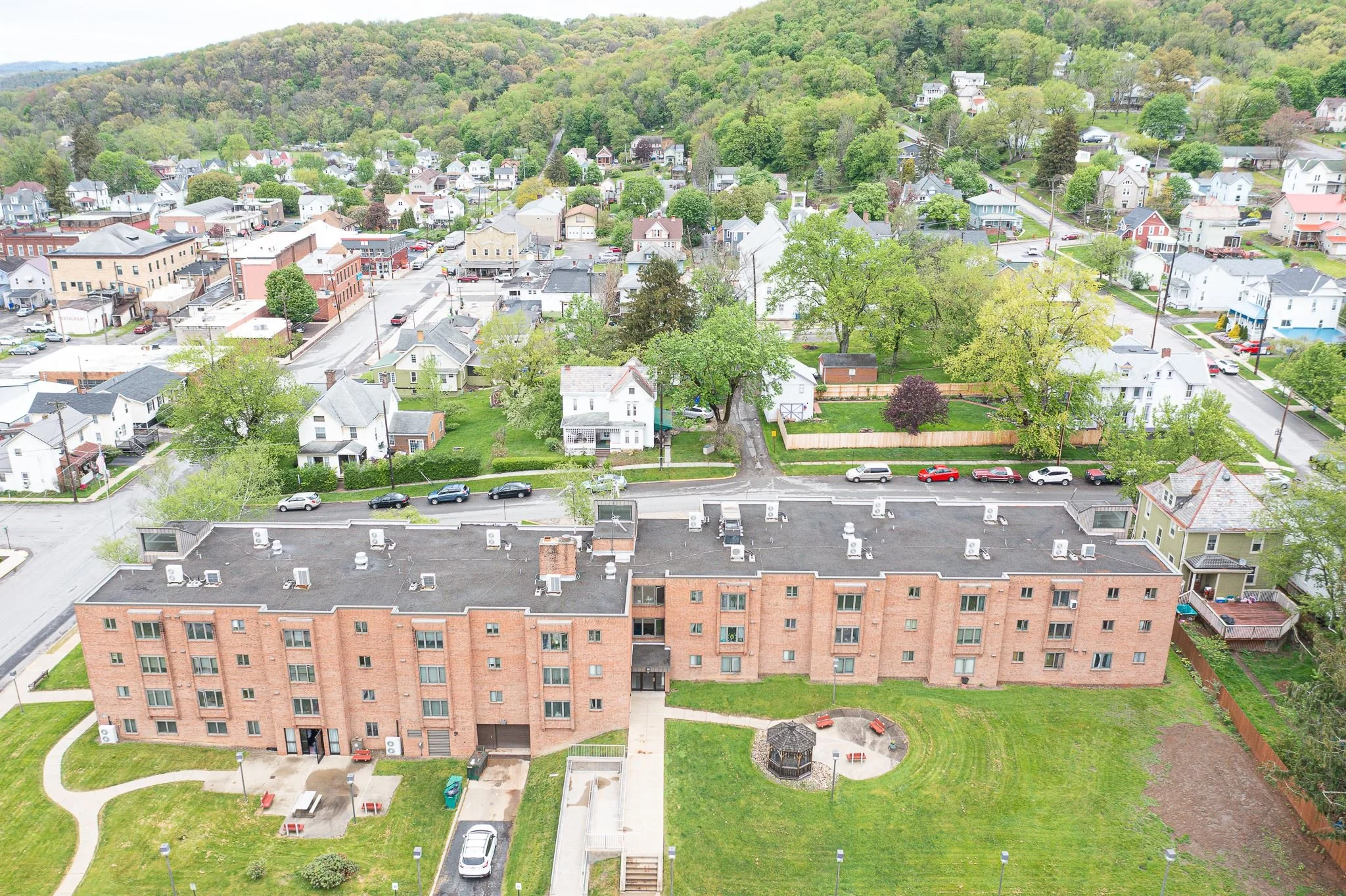 President's Square Apartments are conveniently located at 200 Jefferson Street in Evans City, PA. It consists of 52 apartments (24 one-bedroom, 2 two-bedrooms, and 26 efficiencies) of affordable housing for limited-income individuals. Rent is based o