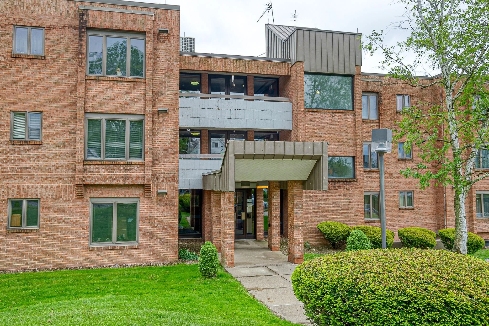 President's Square Apartments are conveniently located at 200 Jefferson Street in Evans City, PA. It consists of 52 apartments (24 one-bedroom, 2 two-bedrooms, and 26 efficiencies) of affordable housing for limited-income individuals. Rent is based o