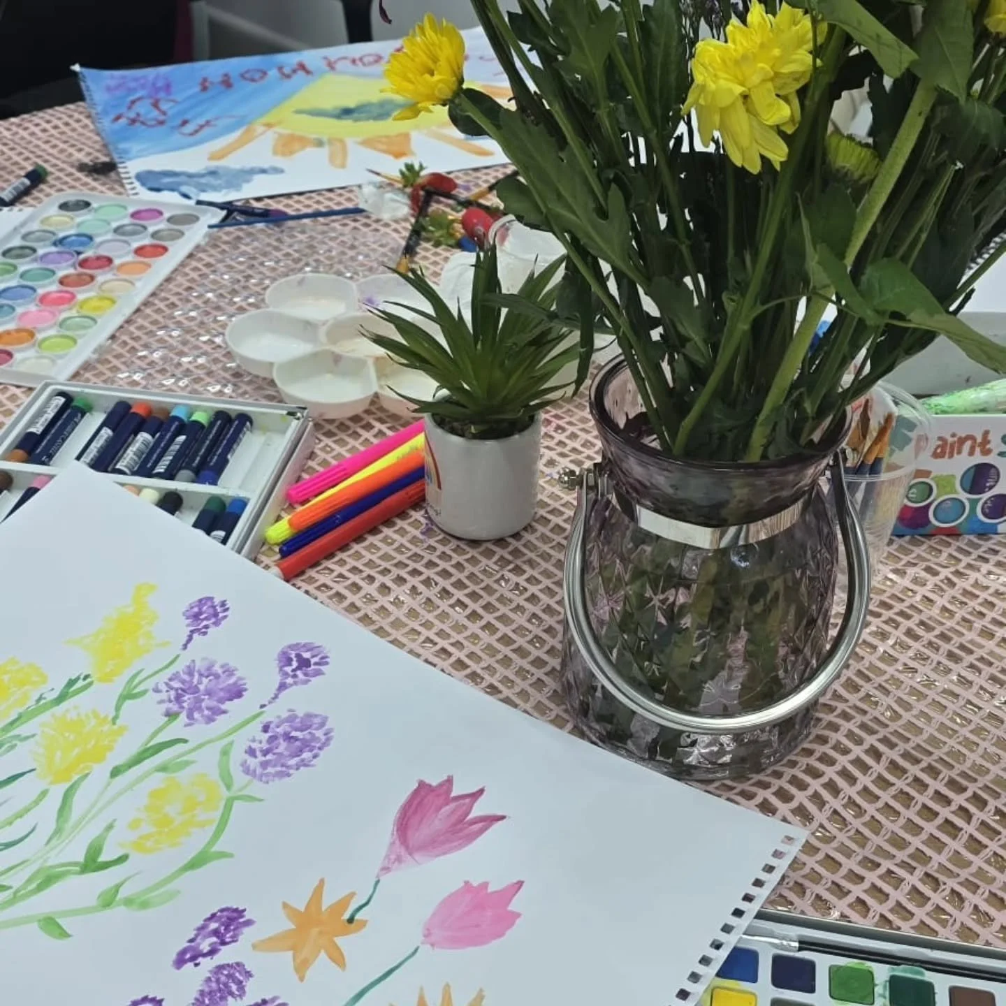 Week 4 of our Voices Through Art programme with @artbyfudgee 🌹 

On Saturday the young people focused on painting flowers to compliment their clay pieces they've been working hard on in the last two sessions.

Our young people are brilliant artists 