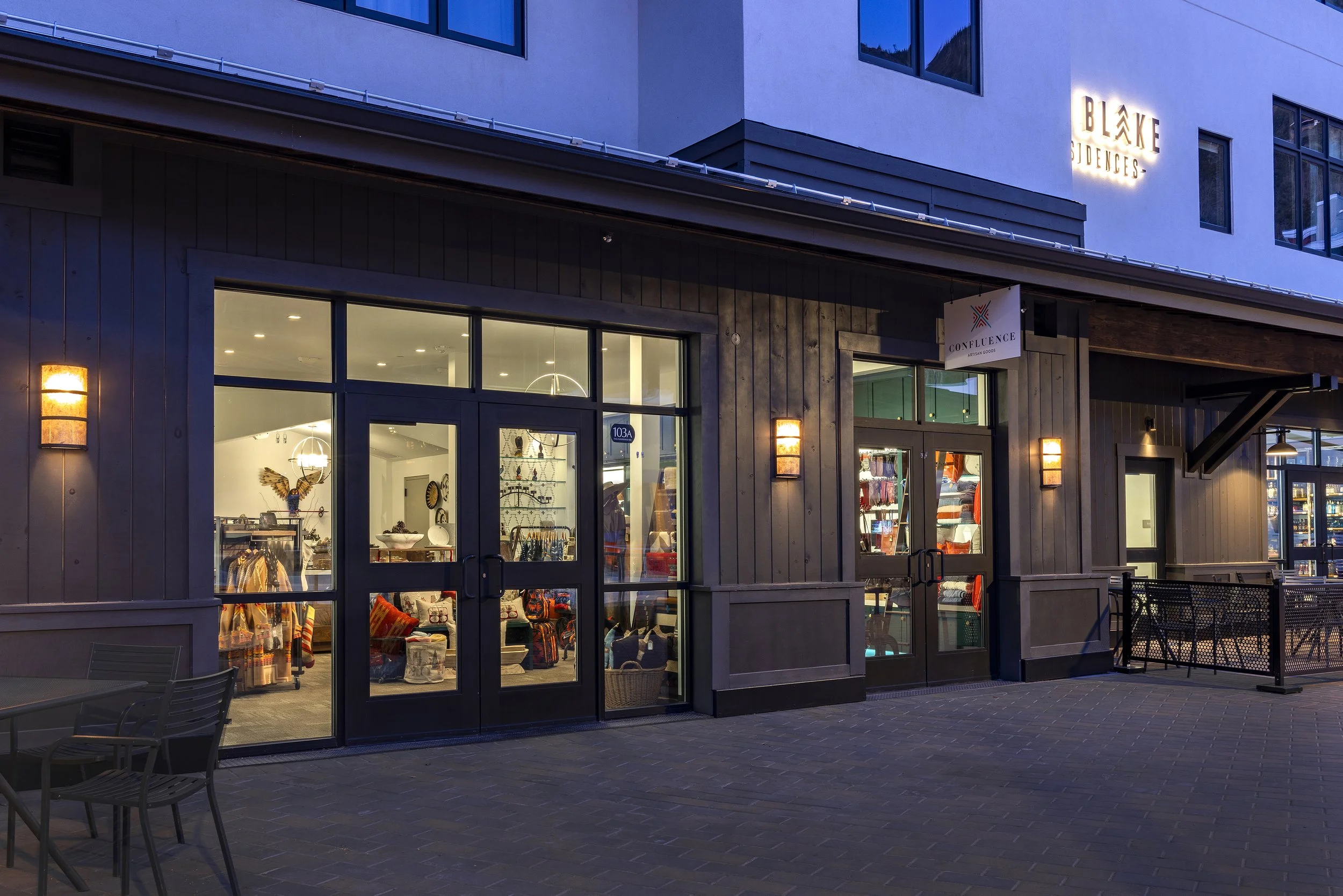Exterior of an outdoor shopping center storefront