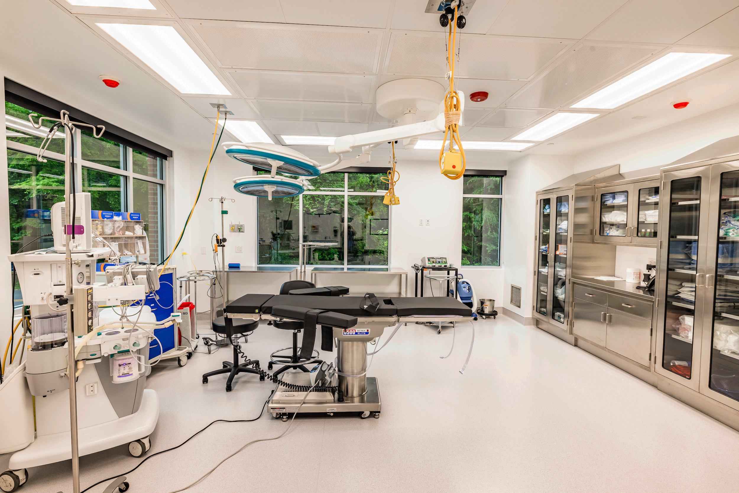 Photgraph of the operating room at a surgery center.