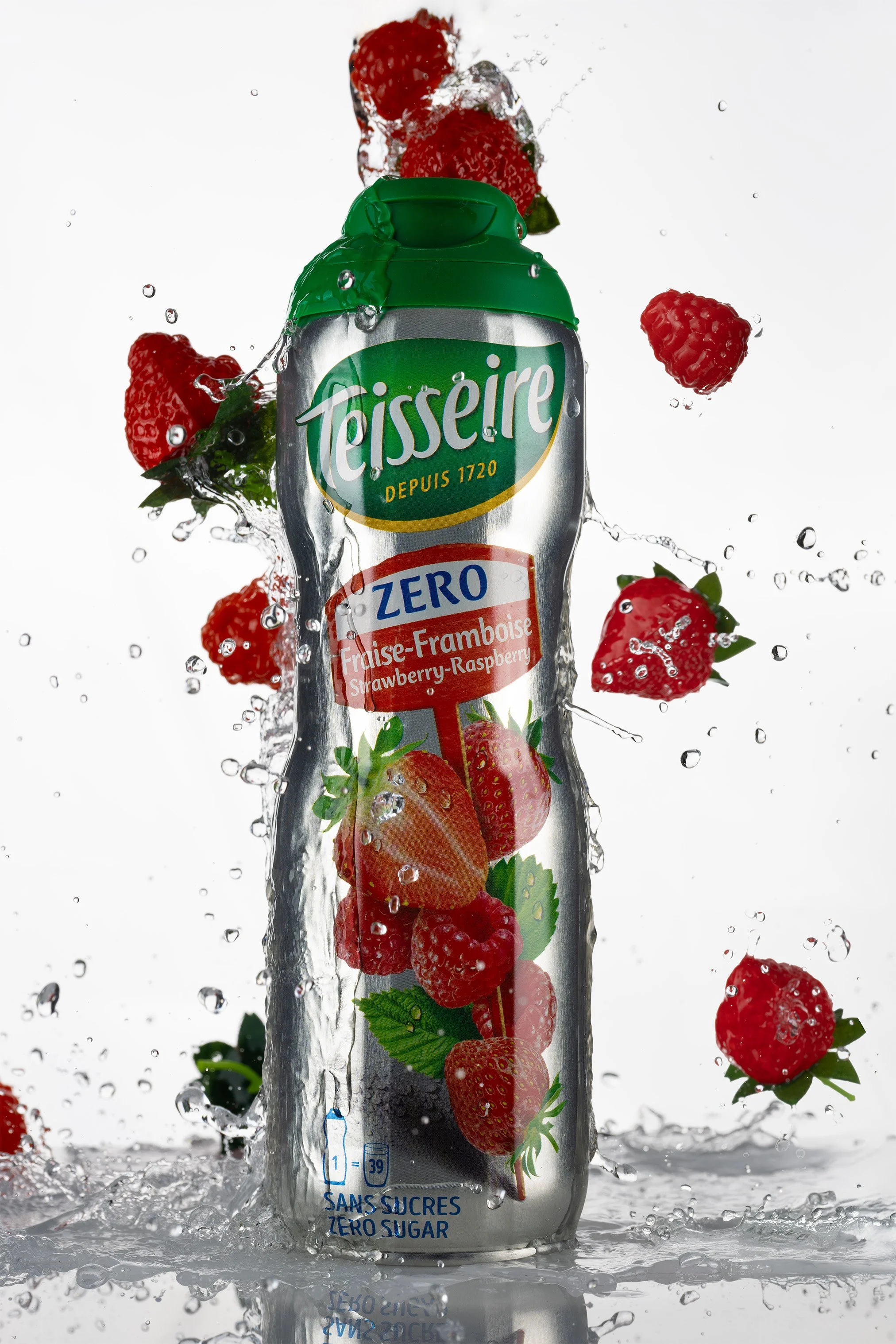 Professionelle Getränkefotografie Teisseire Zero Sirup, dynamischer Wasser-Splash mit fliegenden Erdbeeren und Himbeeren, High-Speed-Fotografie auf hellem Grund, technischer Clean-Shot.