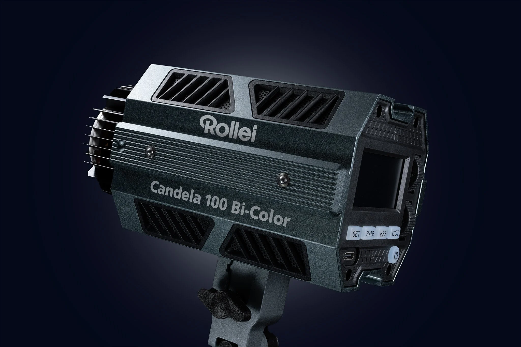 Professionelle Produktfotografie eines Rollei Candela 100 Bi-Color LED-Dauerlichts, Fokus auf Gehäusestruktur und Bedienelementen, technisches Lichtdesign vor dunklem Hintergrund, technischer Clean-Shot für Kamera-Equipment.