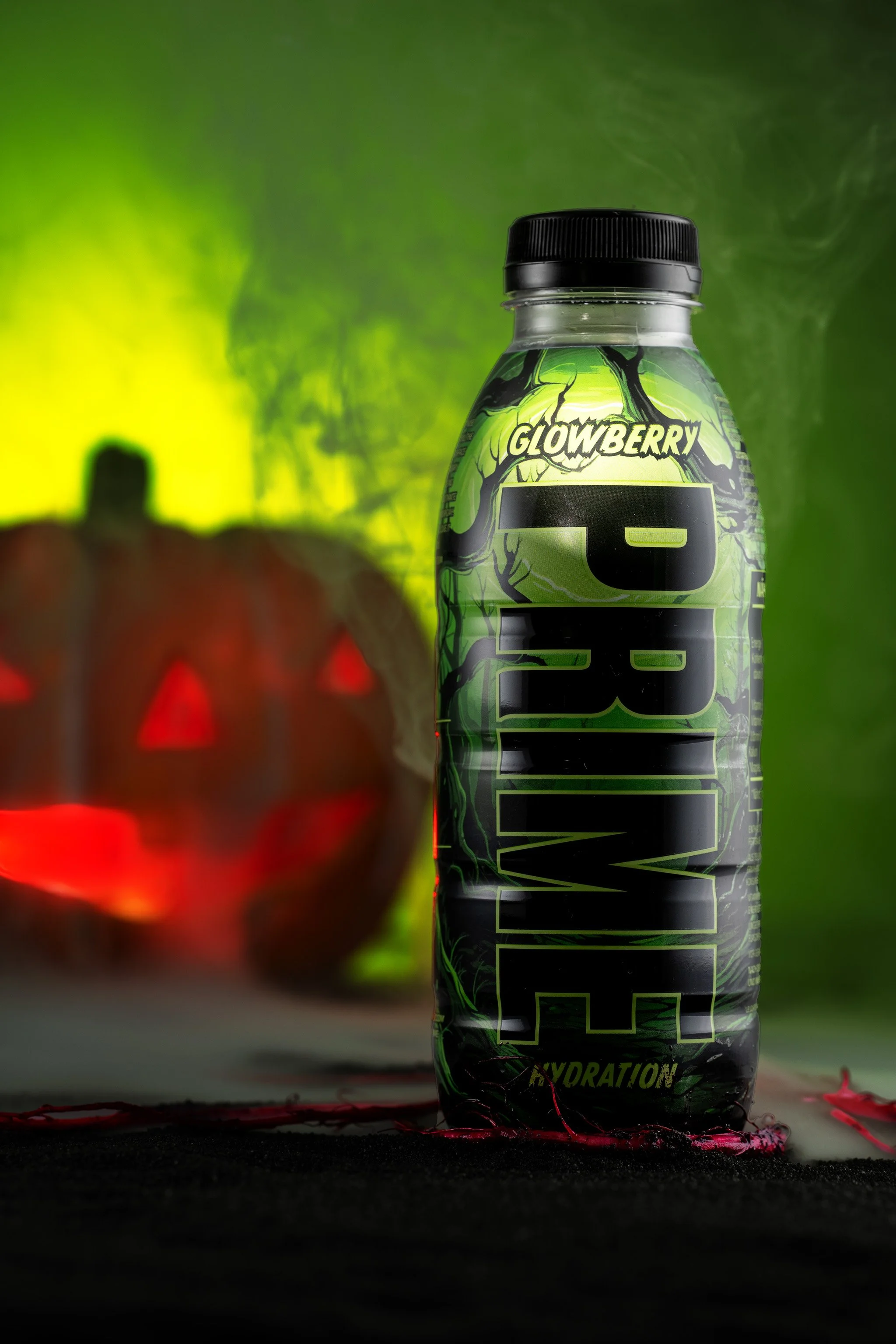 Professionelle Produktfotografie Prime Hydration Drink Glowberry, atmosphärische Halloween-Inszenierung mit leuchtendem Kürbis und grünem Nebel, dramatisches Rim-Light, technischer Clean-Shot für Social Media Marketing.