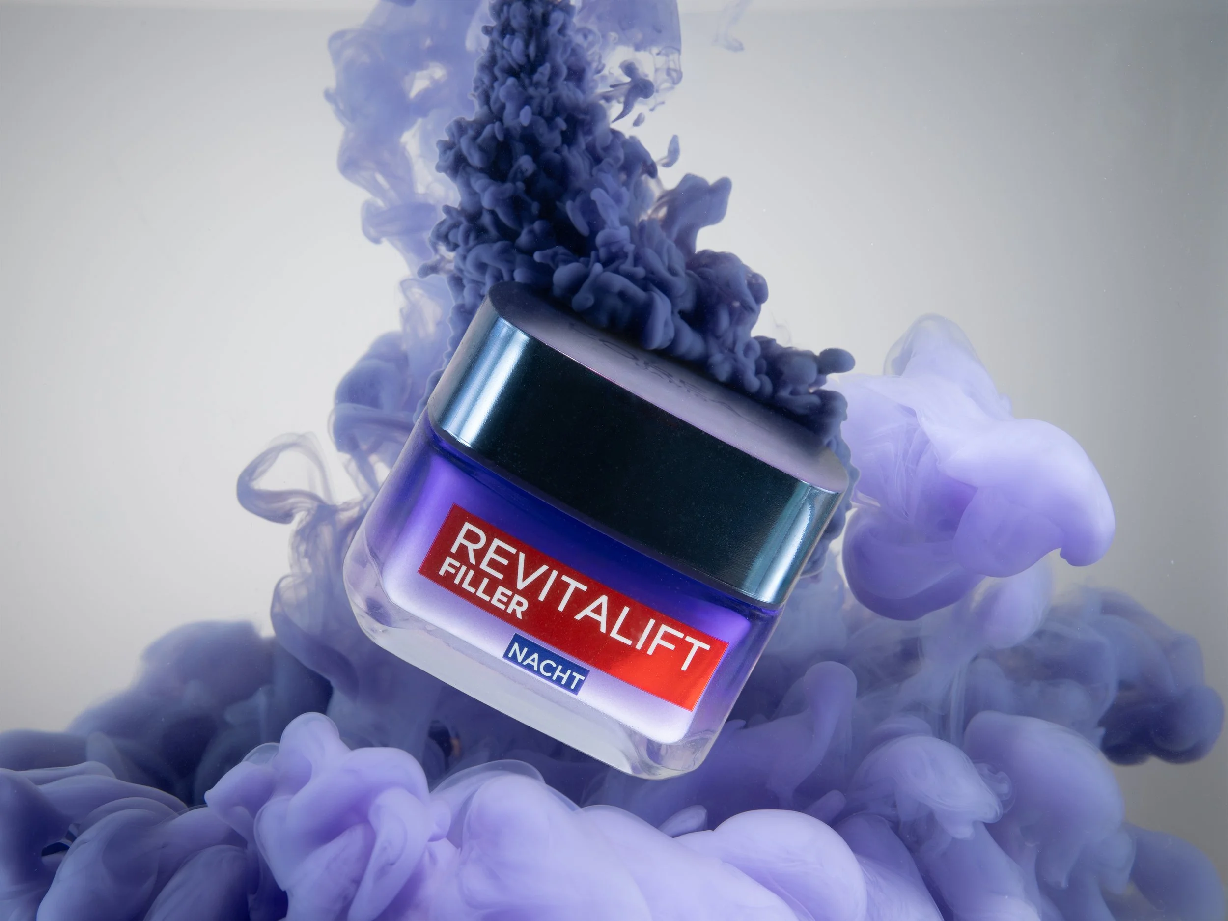 High-End Inszenierung einer Nachtpflege. Kombination aus präziser Lichtführung am Produkt und dynamischen Farbeffekten für eine emotionale Markenpräsentation.