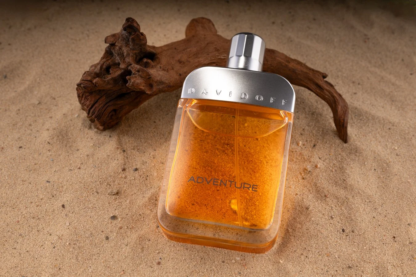 Professionelle Produktfotografie Davidoff Cool Water Deodorant Stick, dramatische Inszenierung auf zerstoßenem Eis mit blauem Unterlicht, dynamische Wasserringe und kühle Lichtstimmung, technischer Clean-Shot.