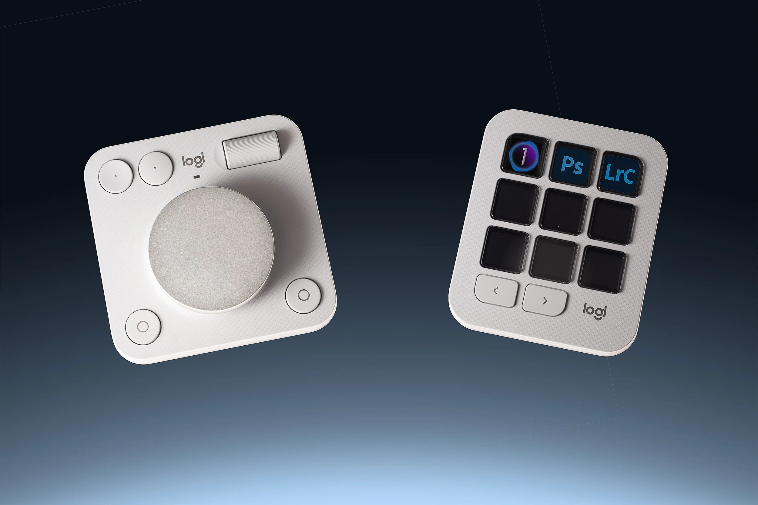 Professionelle Produktfotografie der Logitech MX Creative Console, Draufsicht auf Controller und Keypad, Fokus auf haptischen Bedienelementen und beleuchteten Tasten, technischer Clean-Shot für Computer-Peripherie.