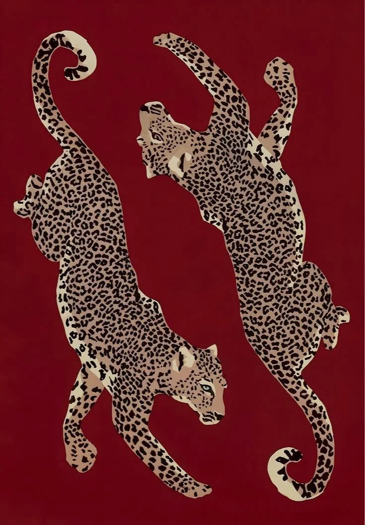 Due leopardi stilizzati con sfondo rosso che si fronteggiano.
