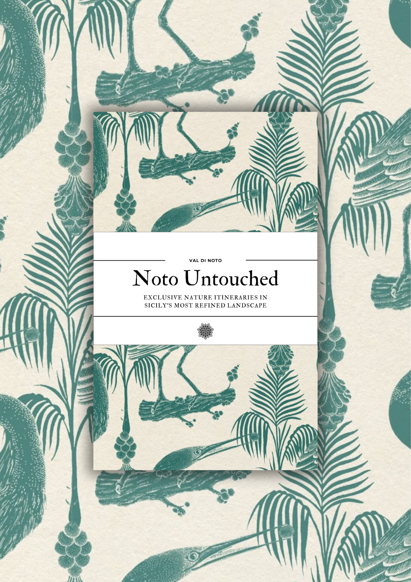 Libro intitolato "Noto Untouched" con copertina decorata con motivi verdi e beige, sfondo di un pattern floreale abbinato.