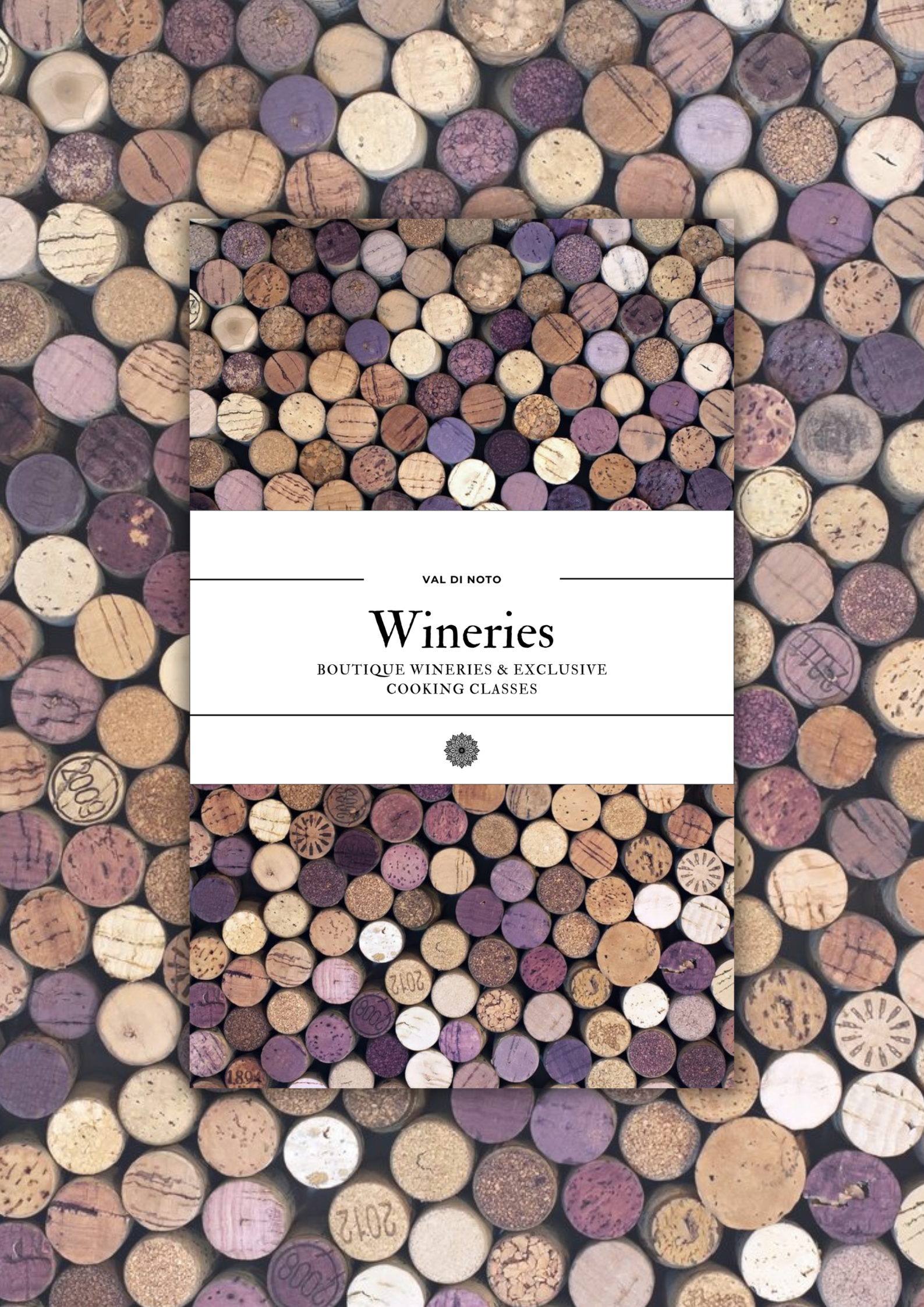 Etichetta di vino con sfondo di tappi di sughero in varie tonalità di viola, beige, marrone e bianco.