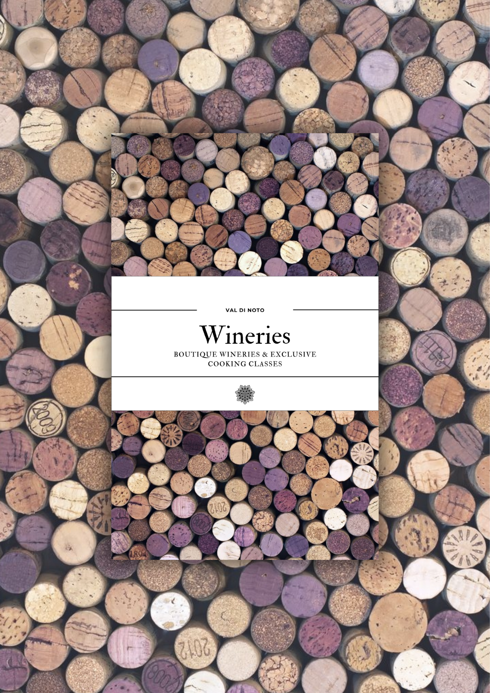 Etichetta di vino con sfondo di tappi di sughero in varie tonalità di viola, beige, marrone e bianco.