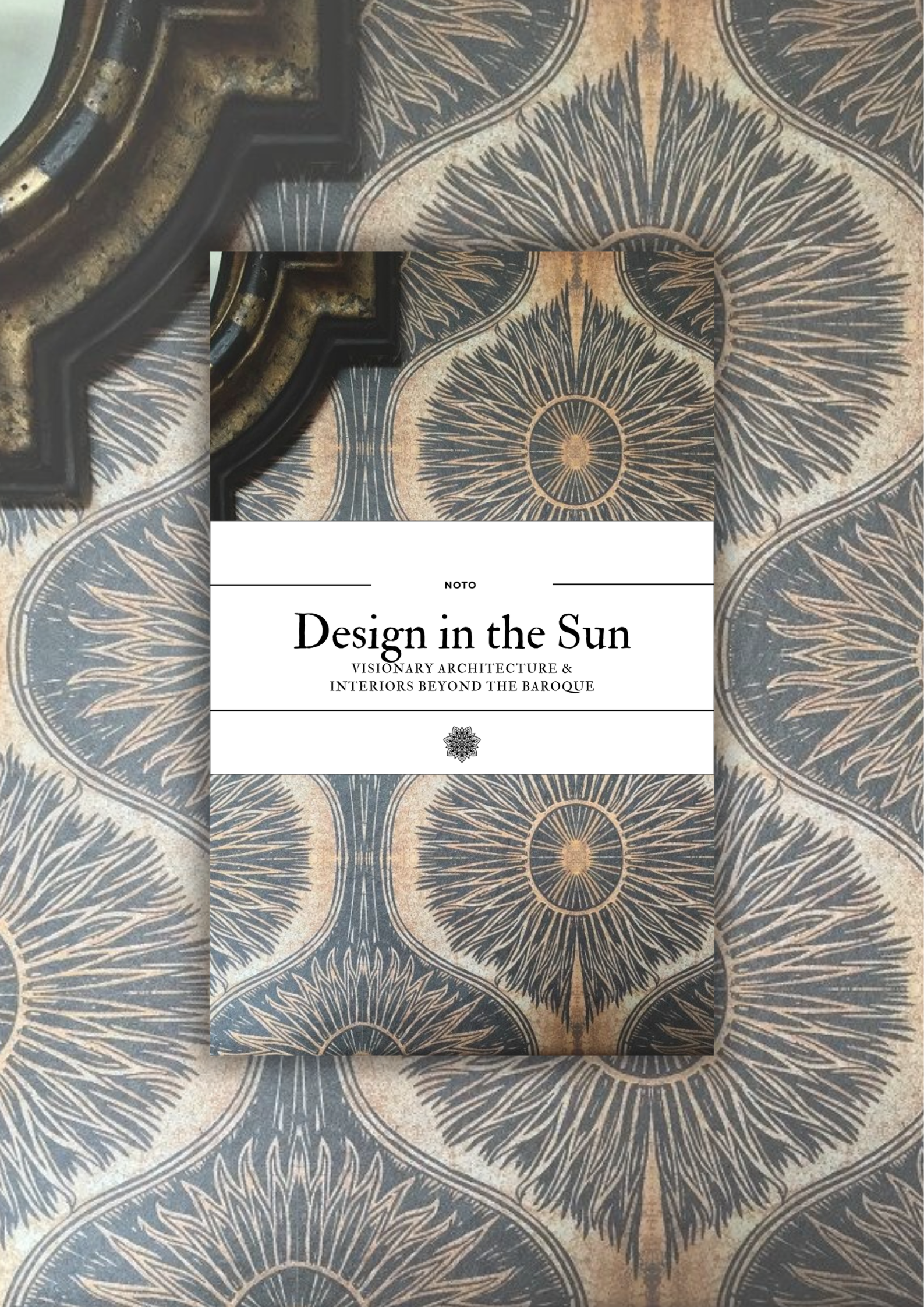 Copertina di un libro intitolato "Design in the Sun" con sfondo decorativo con motivi a ventaglio.