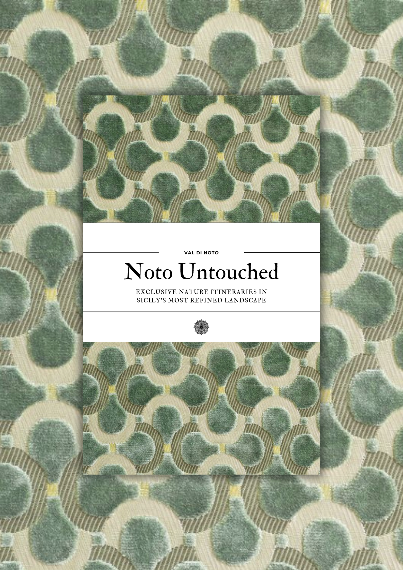 Libro intitolato "Noto Untouched" con copertina decorata con motivi verdi e beige, sfondo di un pattern floreale abbinato.