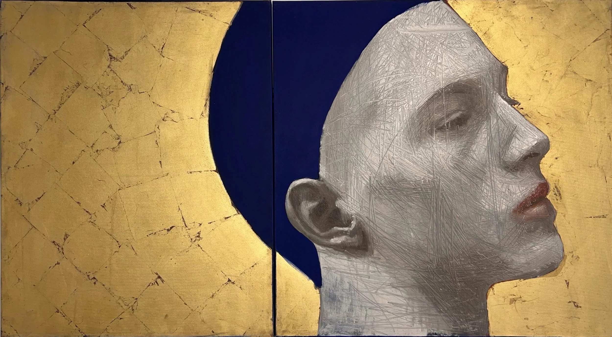 Dipinto di una figura umana in profilo con capelli corti, con uno sfondo dorato e una testa coperta da un cappello blu.