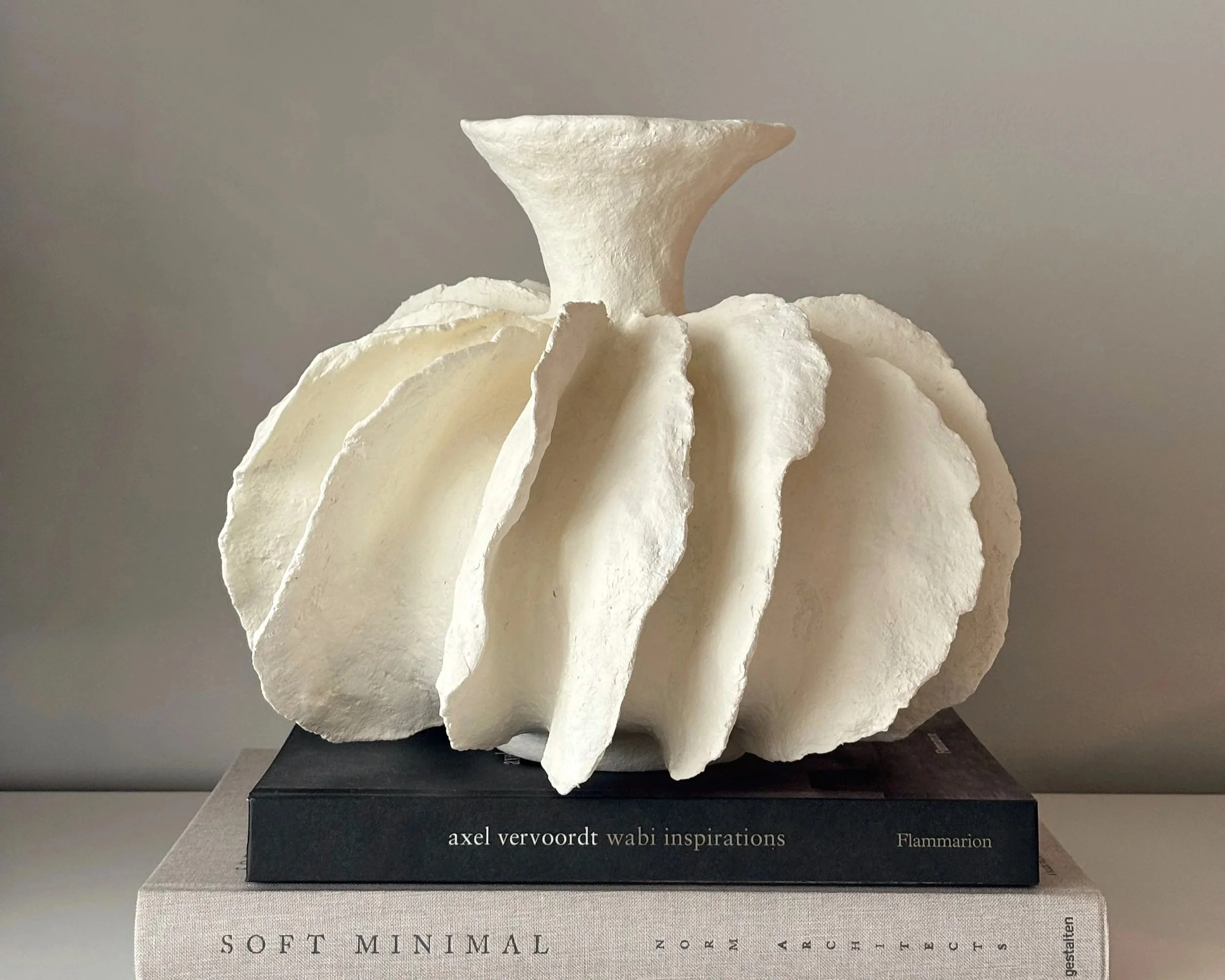 white-pleated-sculpture-vase-n12-front-view_Photo1.jpg