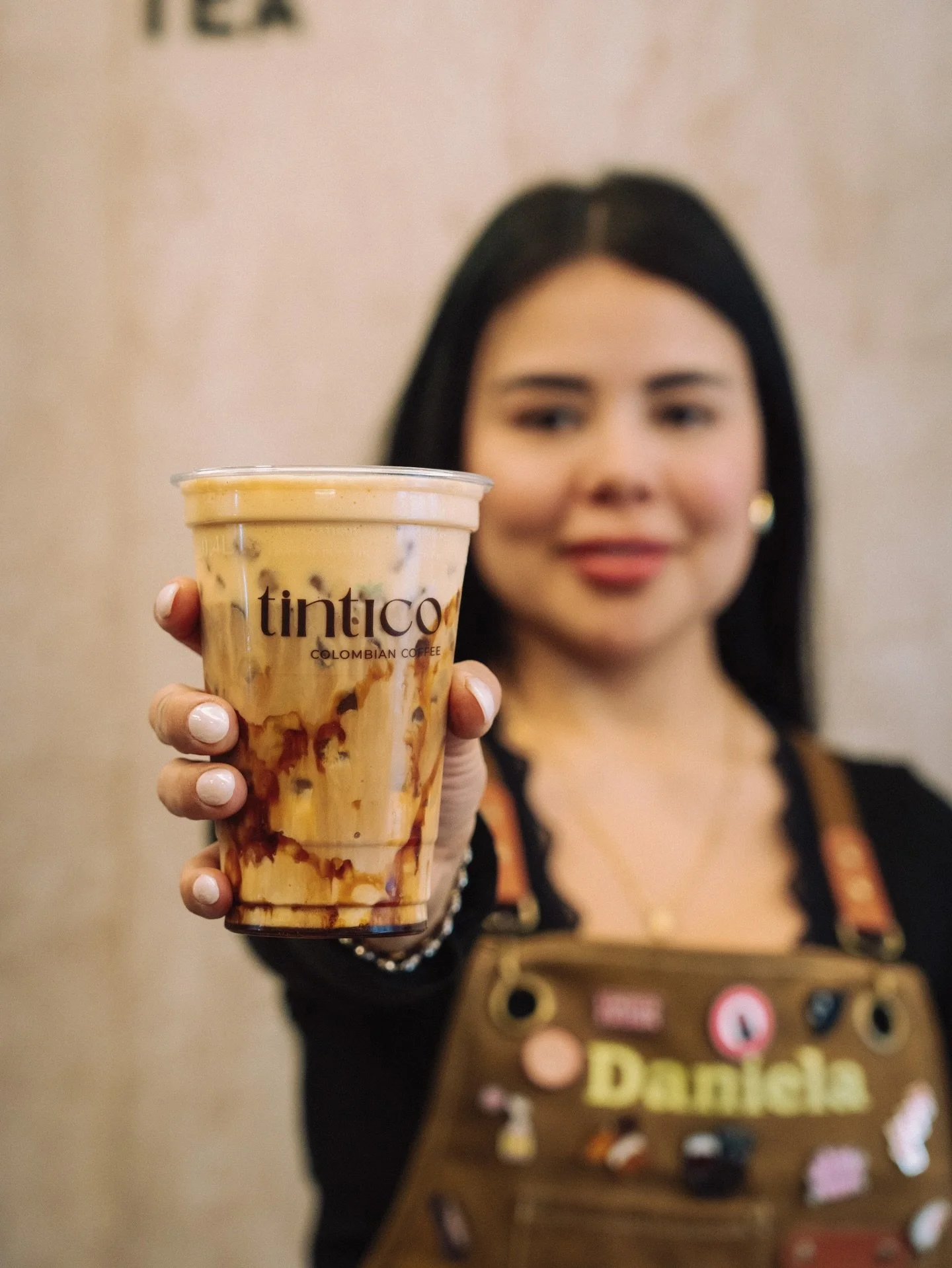 No busc&aacute;bamos ser otro caf&eacute; nuevo en Barcelona.
Buscamos ser el sitio al que vuelves 🫶

100% genuino de Colombia. Con alma de Barcelona.

Tintico (def.):
En Colombia, un tintico es un caf&eacute; peque&ntilde;o que se toma sin prisa,
c