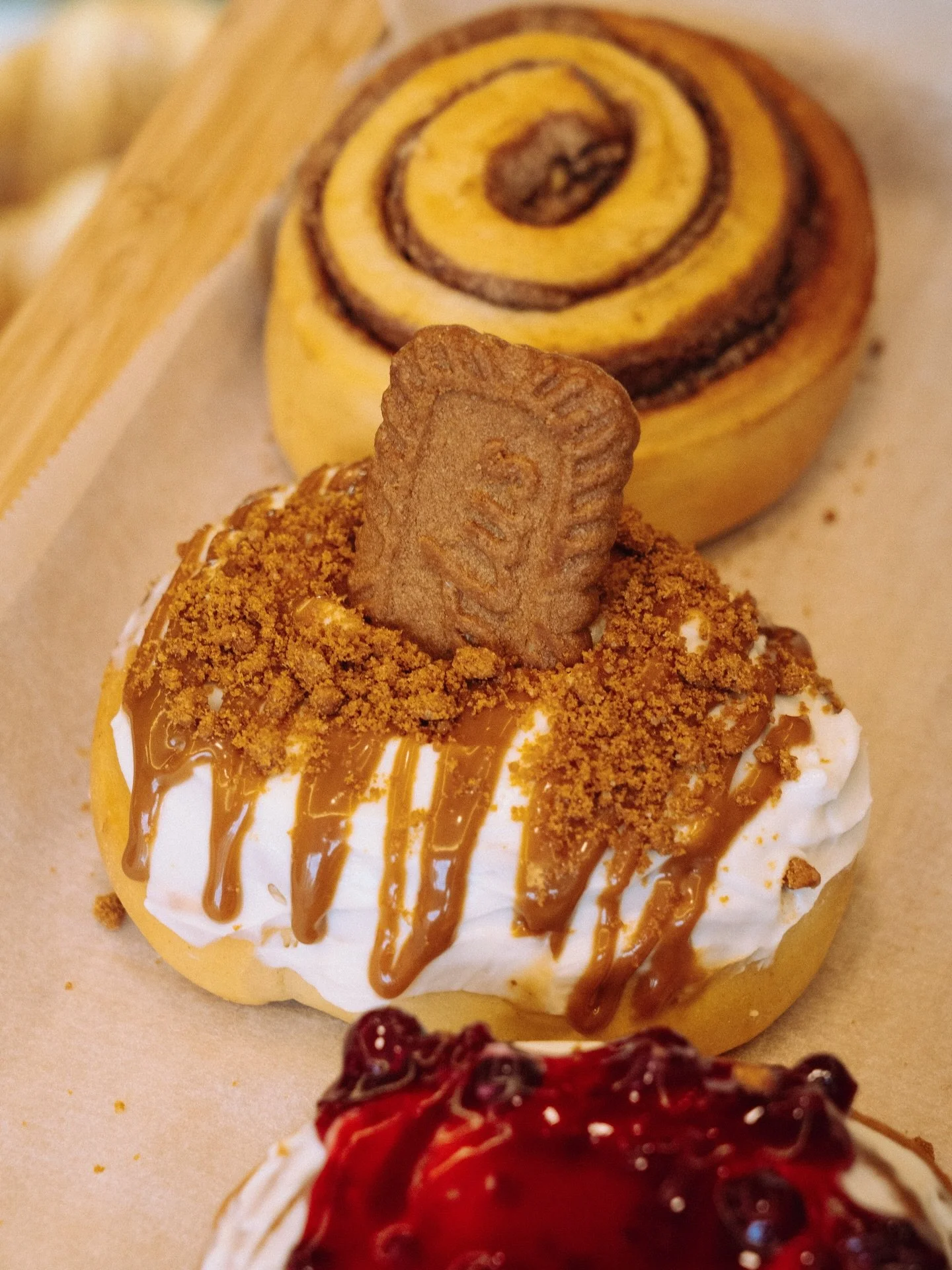 Hoy no es lunes, ni viernes.
Es d&iacute;a de cinnamon roll con toppings y punto.
Y lo hacemos nosotras, cada ma&ntilde;ana, bien jugoso, bien casero, bien Tintico. 🤎☕

#CinnamonRoll #TinticoCafe #TinticoBarcelona #BarcelonaCoffee
