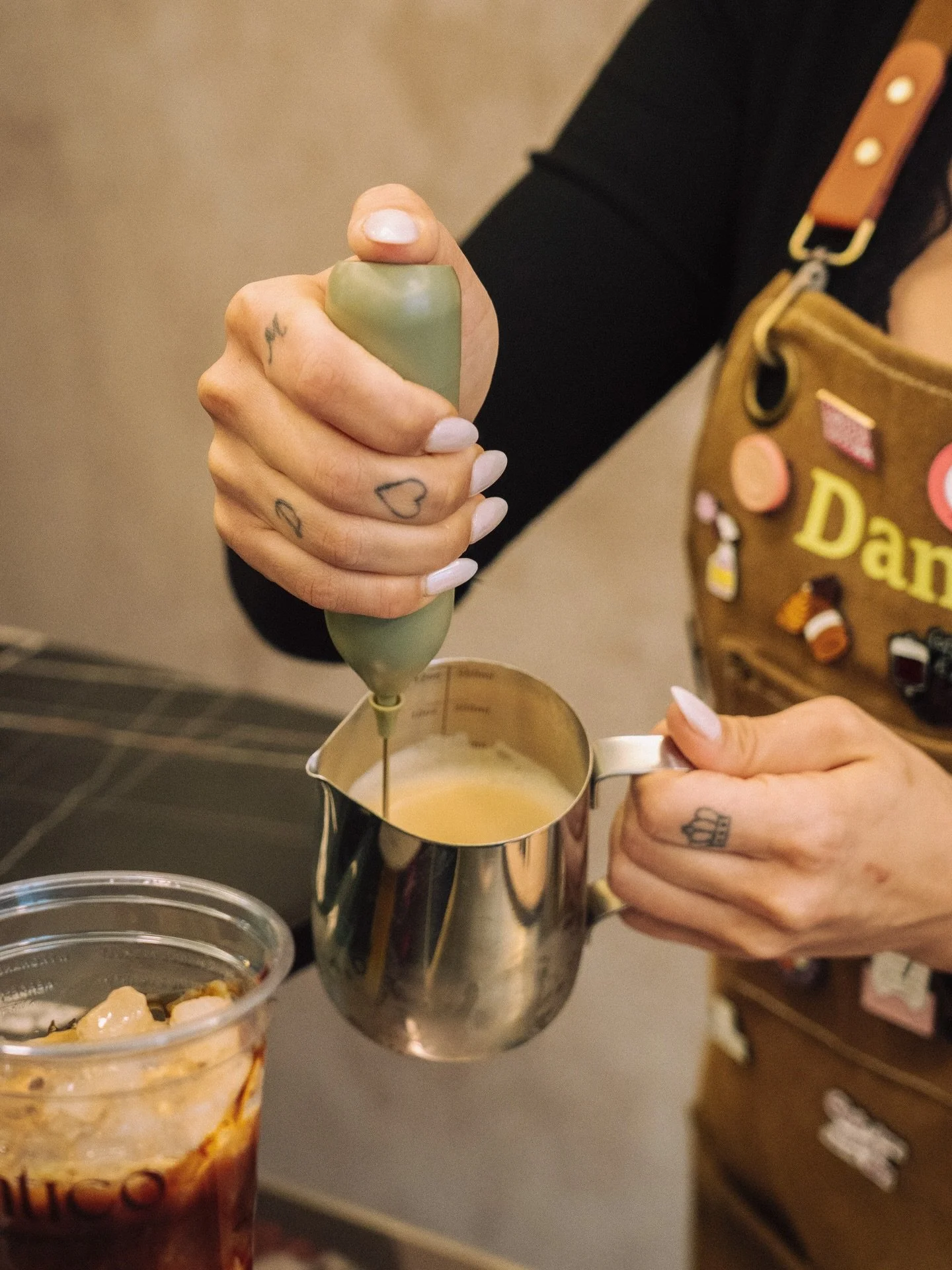 Comienza la semana.

Tenemos a la mejor barista.
Tenemos el mejor caf&eacute;.

Hemos horneado croissants de pistacho reci&eacute;n salidos del horno, cinammon rolls que huelen a felicidad y ya est&aacute; caliente la plancha para nuestros sandwiches