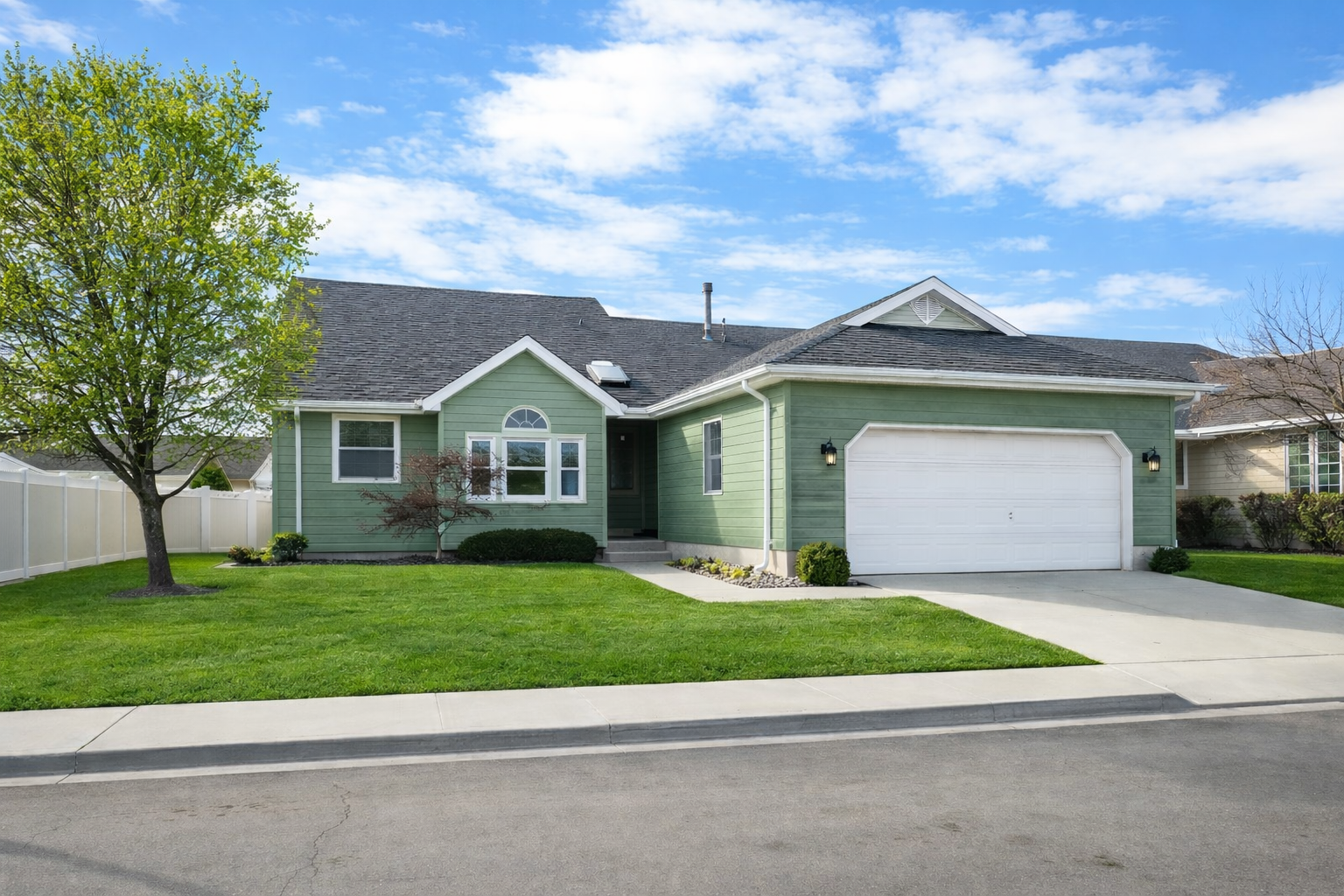 Lawn in Pleasant Grove, Utah that is near Utah Valley University that is mowed and trimmed and edged.