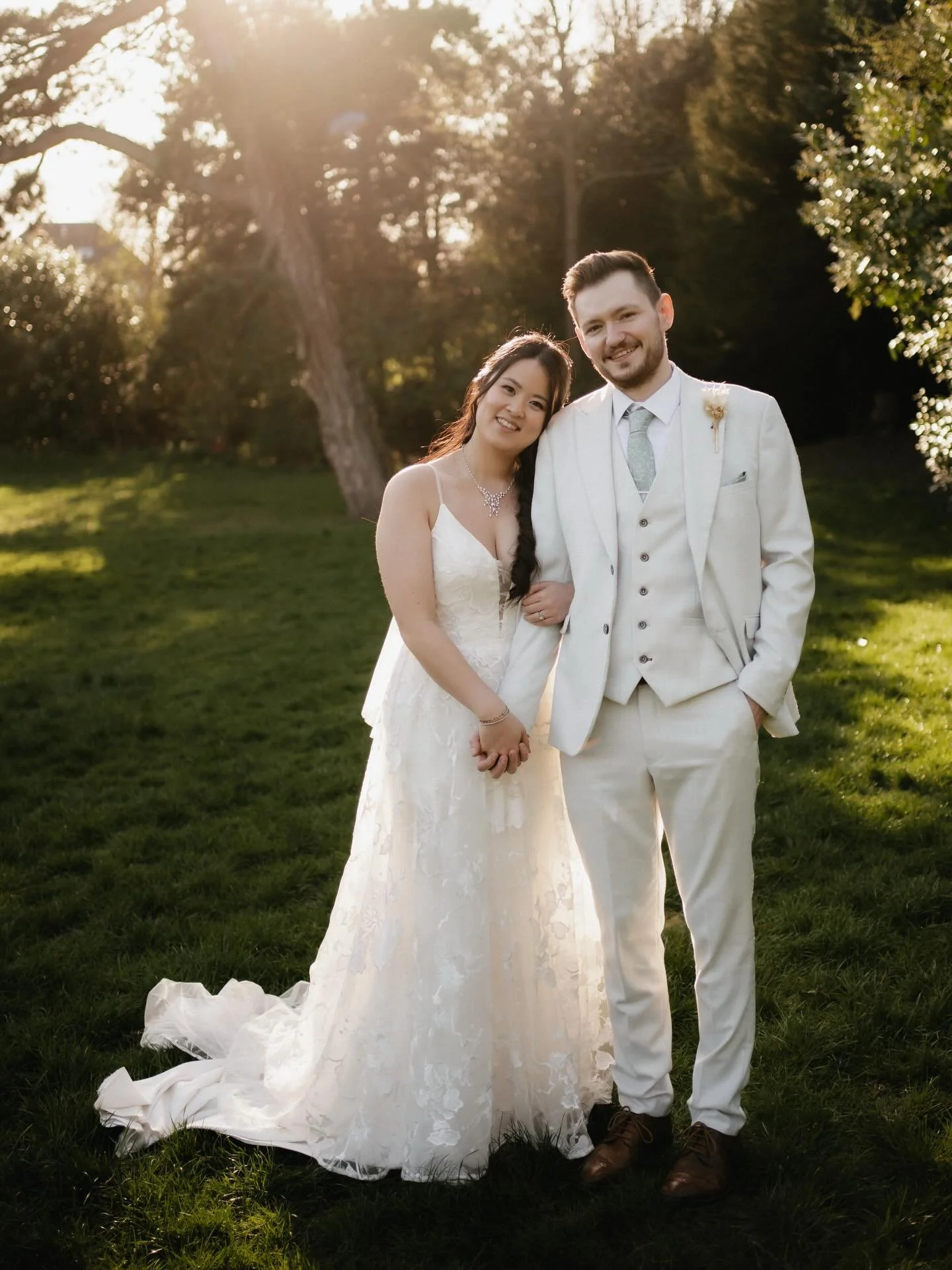 Flora &amp; Stephen | Kenwood Hall 

Yesterday was a beautiful end to our March weddings. This month has been so fulfilling for us and we even had a gorgeous sunset to finish it all off&hellip; absolutely in love with these 🤍 

Photographers // @nat