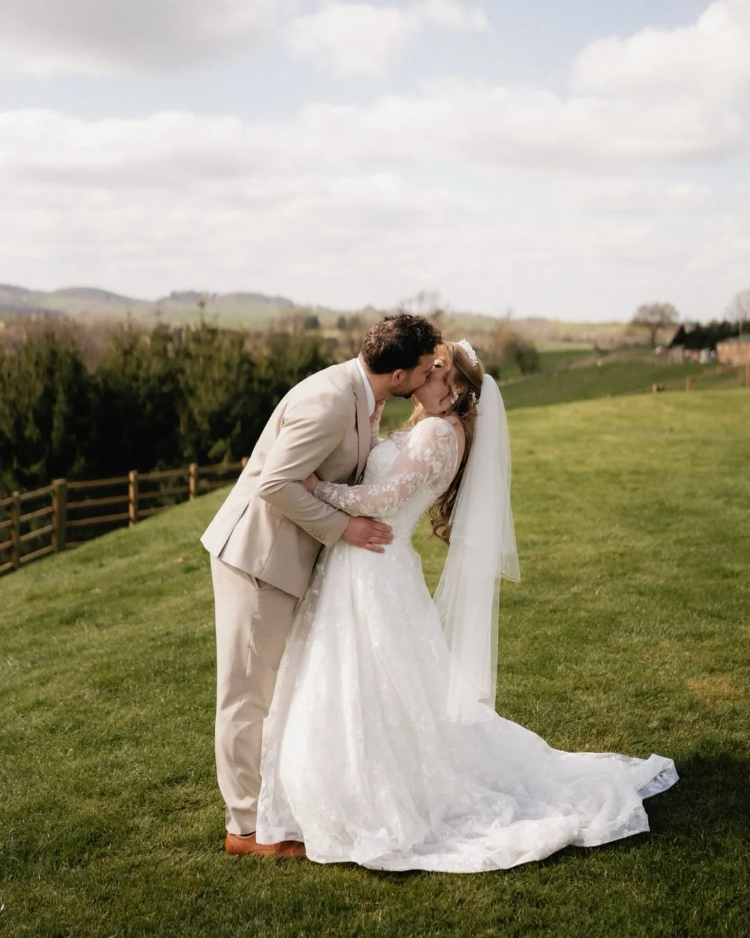 Zoe &amp; Dan | Skylark

Our first wedding of April, and honestly a lovely one to start with.

Zoe and Dan were a bundle of good energy, the light did exactly what we needed it to, and we got to work alongside some brilliant new suppliers. 

Photogra