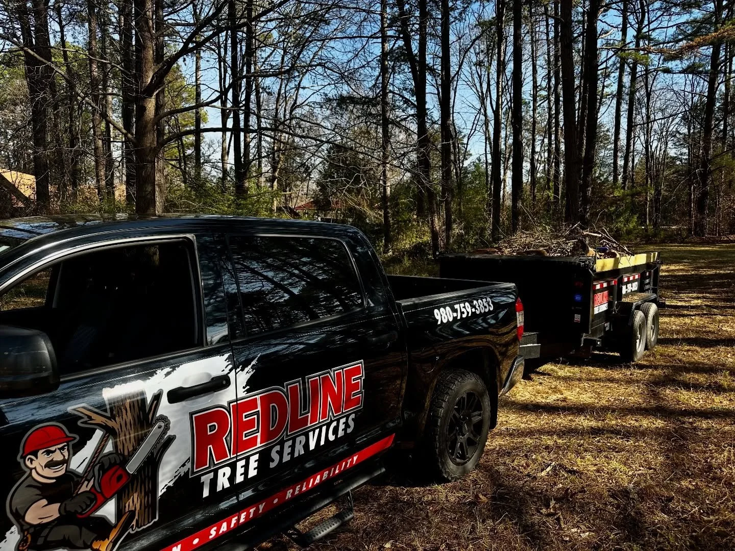 Old storm damage clean-up day. 
Cut it up, loaded out, hauled off &mdash; one less mess sitting in the yard.

#redlinetreeservices #stormcleanup #treeservice