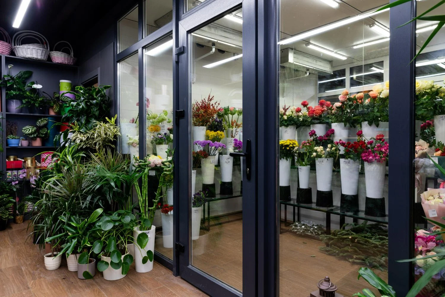 Large-capacity walk-in floral cooler with precision humidity control for wholesale horticultural storage.