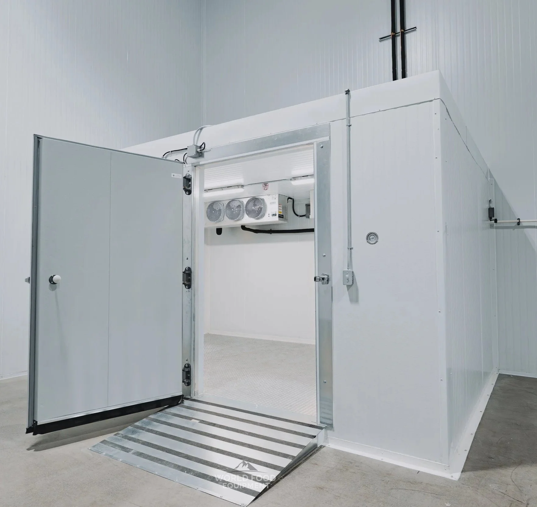 Modular walk-in cooler box installation for a Mississauga food service facility, meeting TSSA and provincial energy standards.