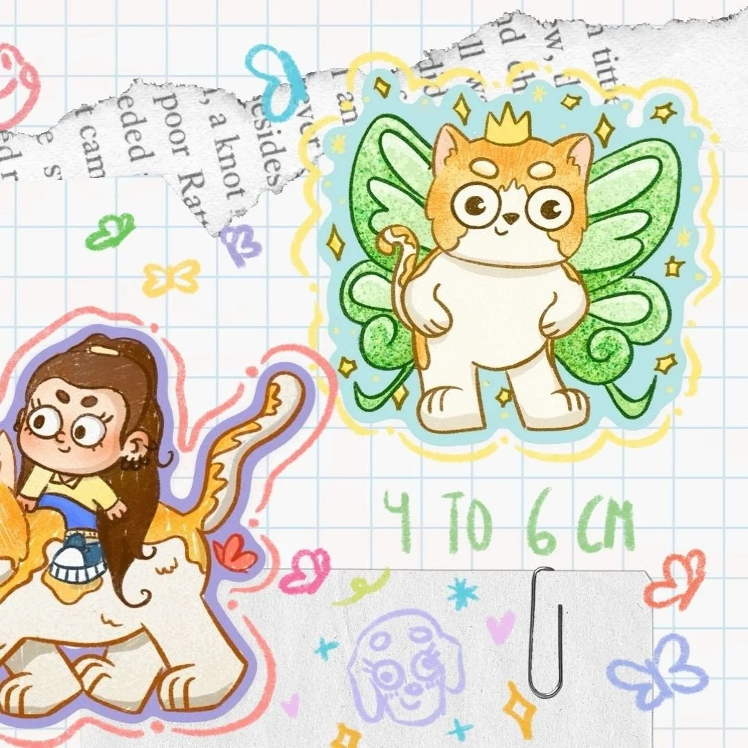 Dibujo de un catboy con alas verdes y corona, y un dracónido con cuerpo de gato y cabeza de león con una persona sobre él, en un fondo de cuadrícula. Texto que dice '4 a 6 cm'.