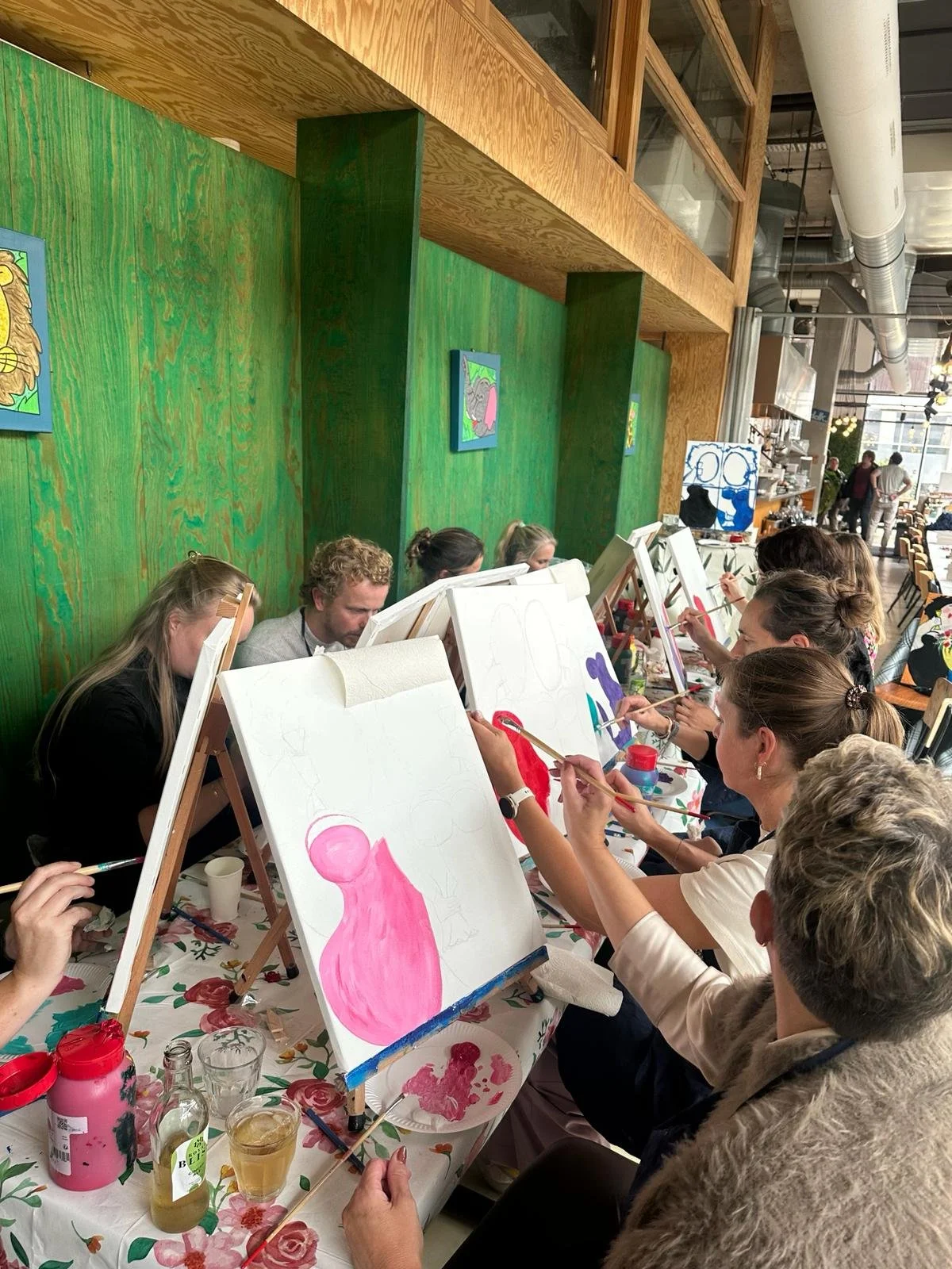 Mensen die samen schilderen aan een gezellige tafel in een café of restaurant.