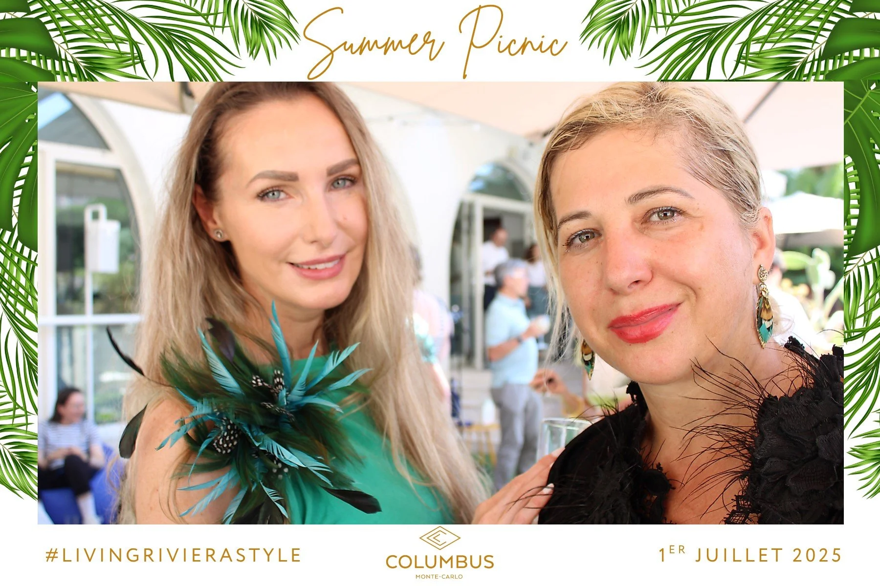 Deux femmes souriantes lors d'un pique-nique d'été, entourées d'arbres et d'une tente. Texte indiquant "Summer Picnic" et les détails de l'événement, y compris le hashtag #LIVINGRIVIERASTYLE, le lieu Columbus Monte-Carlo, et la date 1er juillet 2025.