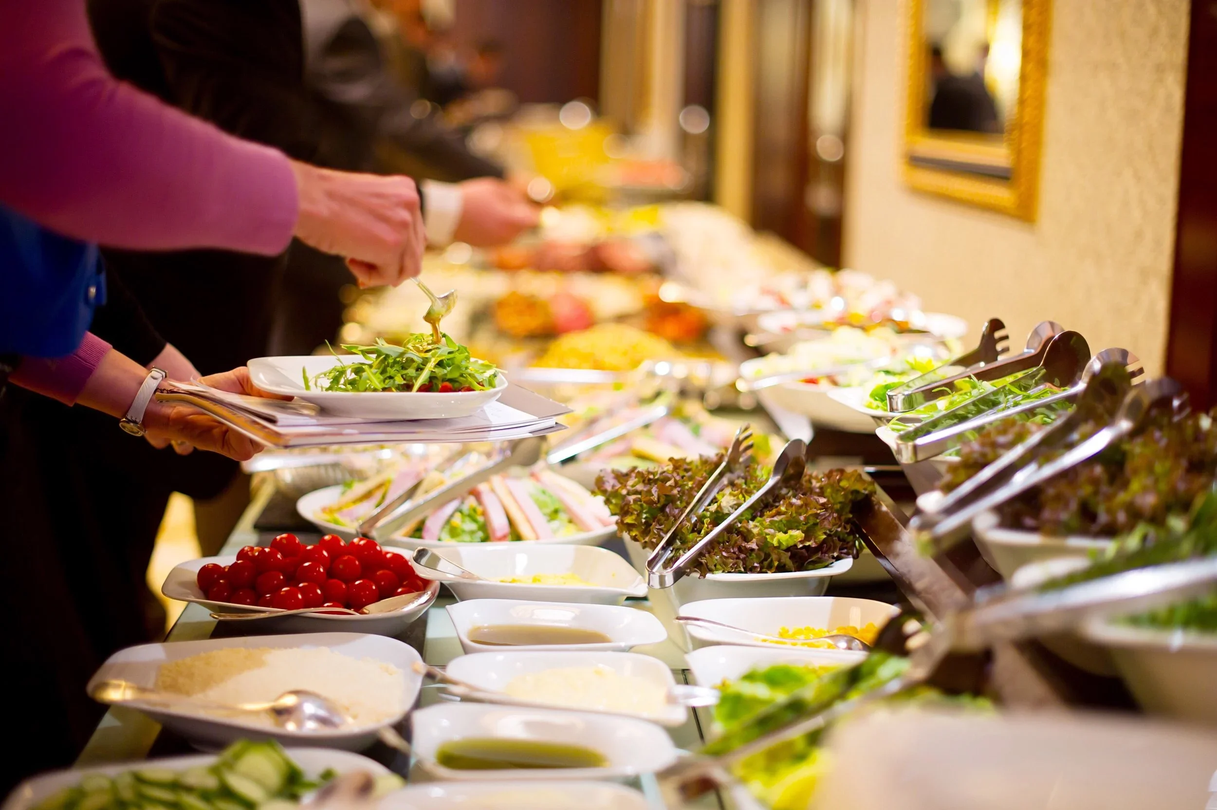 Folk tar mat under en catering i Göteborg