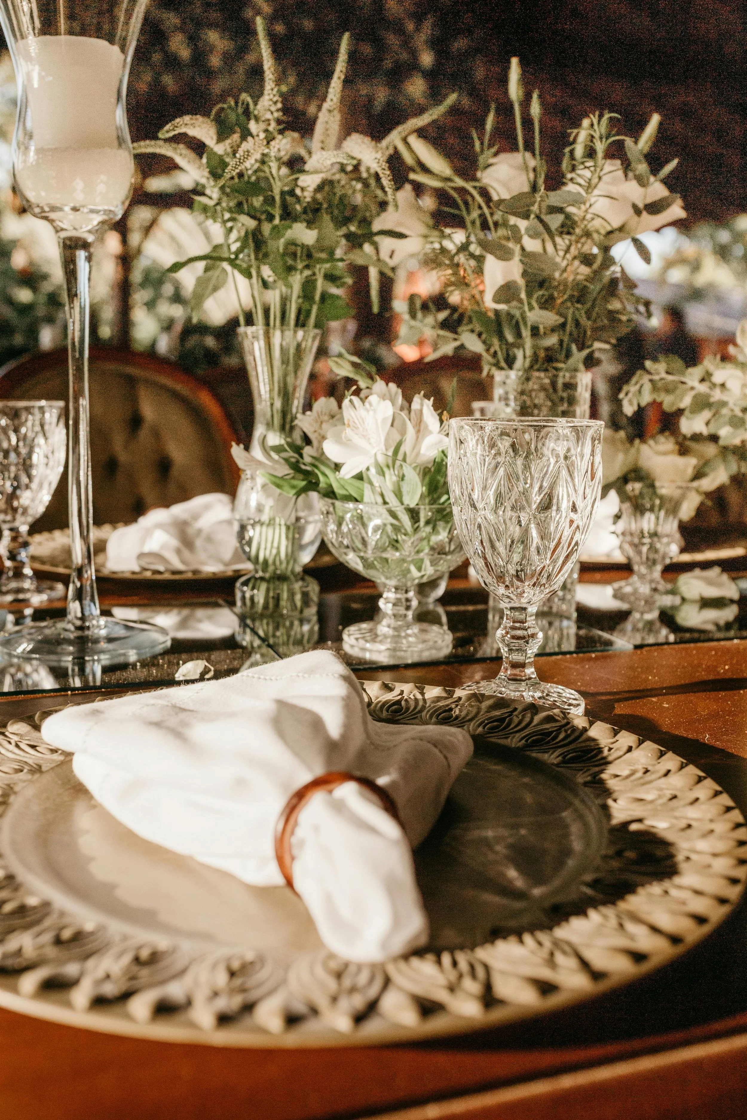 Stilvoll gedeckter Hochzeitstisch mit floraler Dekoration