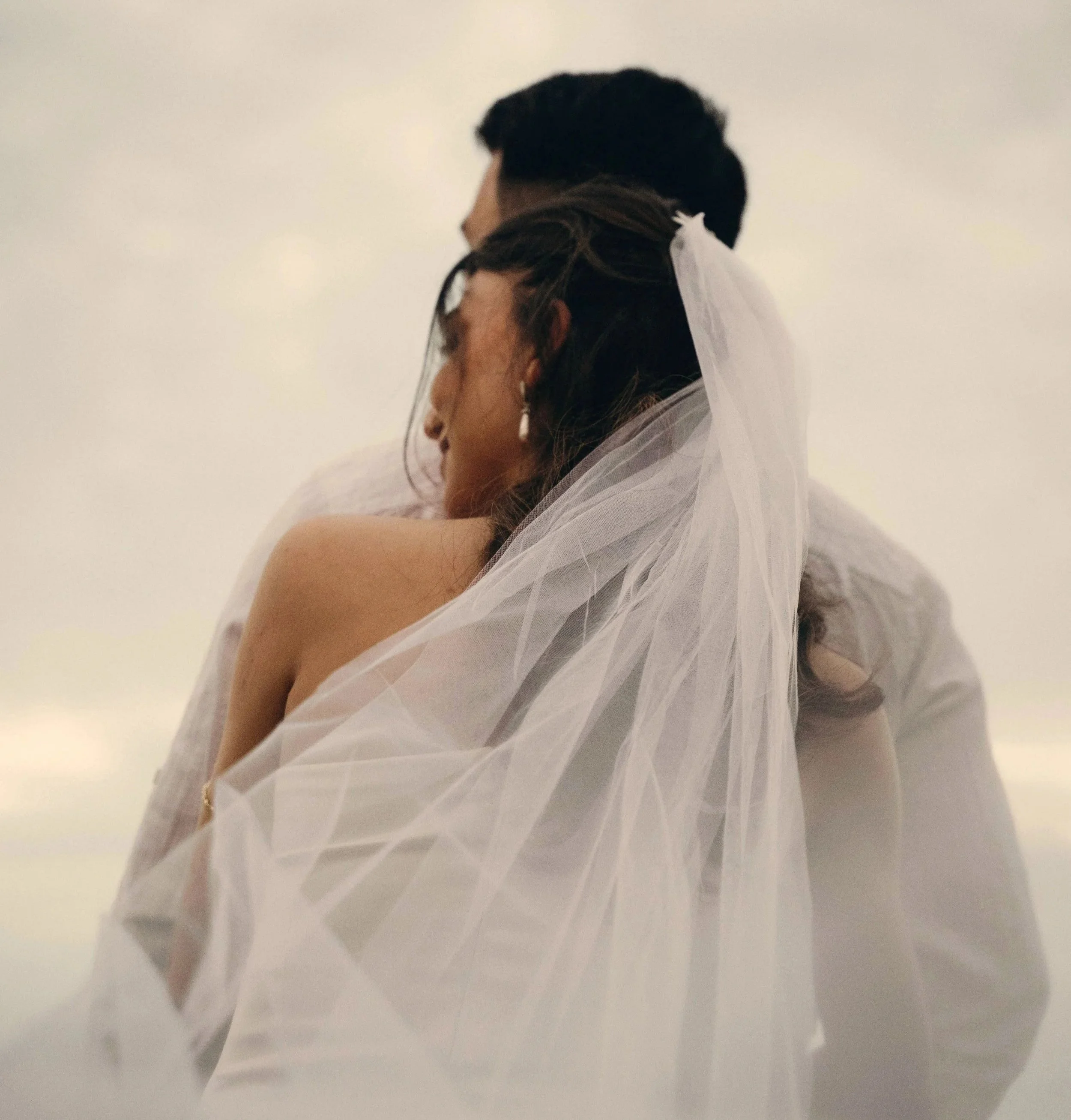 Brautpaar bei stilvoller Hochzeit im Editorial-Stil