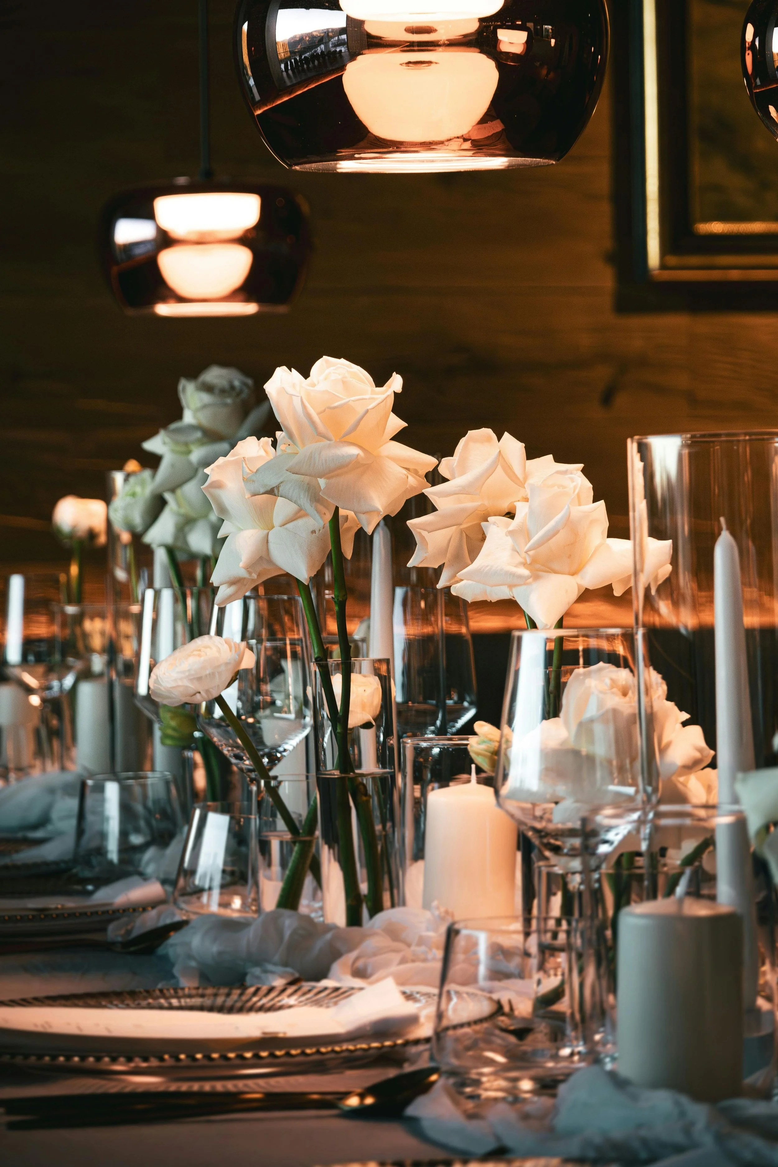 Luxuriöse Hochzeitstafel mit stilvoller Abenddekoration