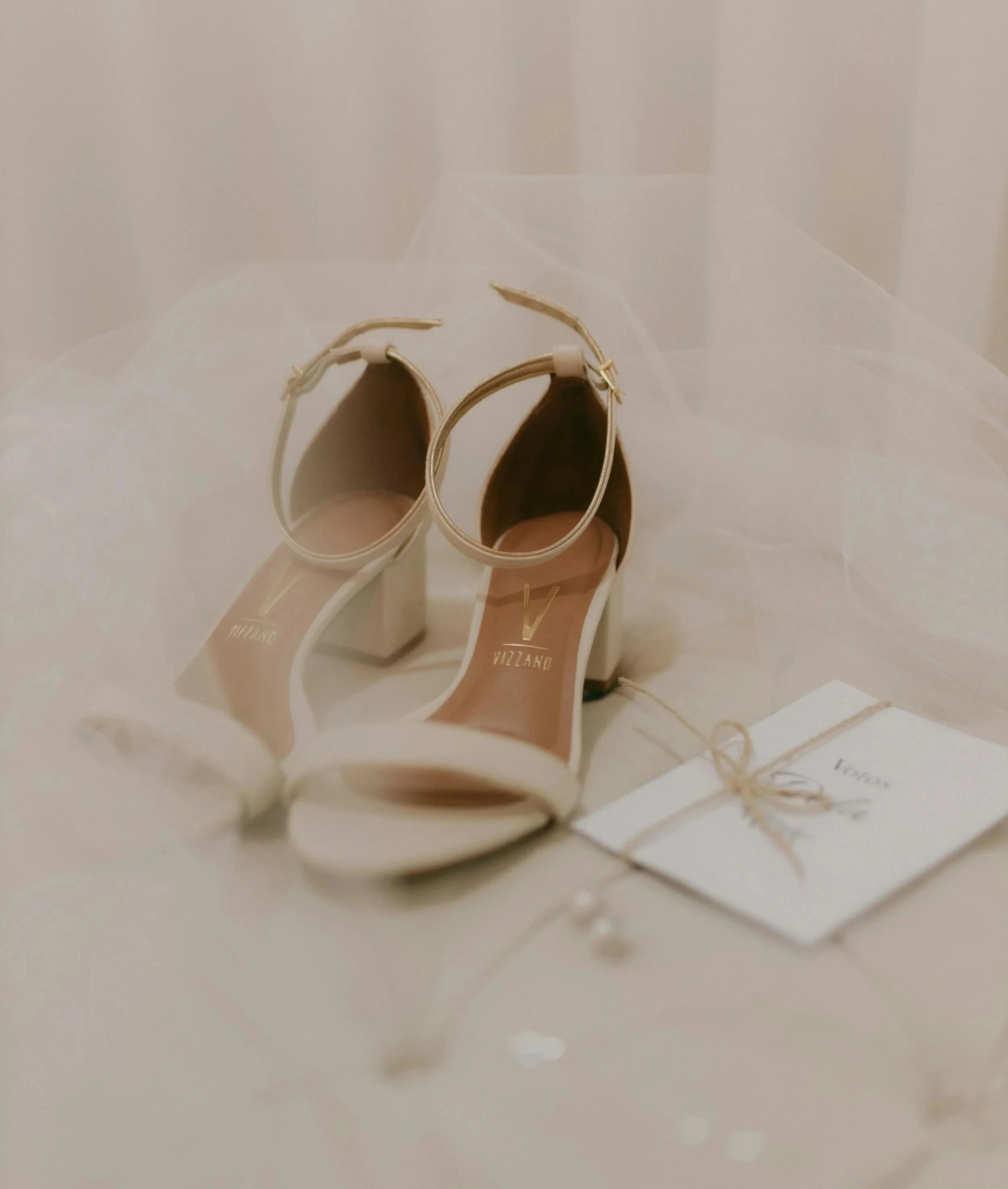 Brautschuhe für moderne Hochzeit in Beige und Gold