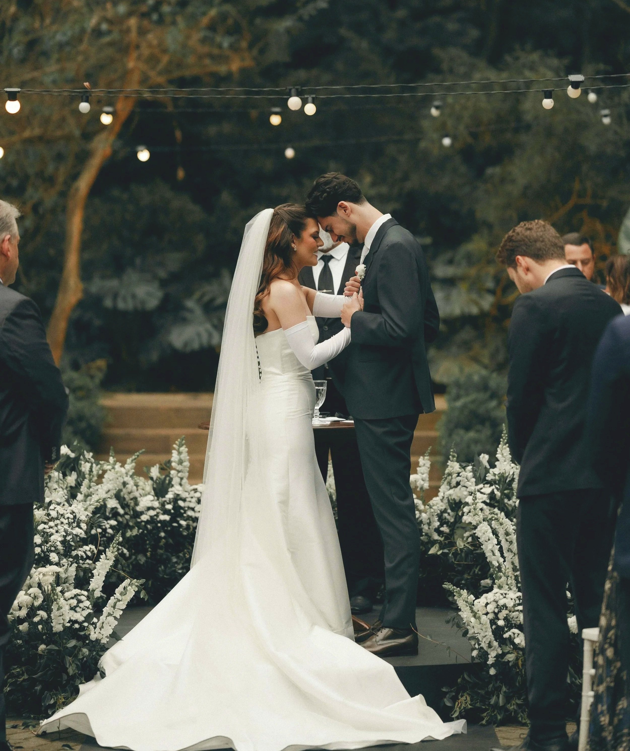 Freie Trauung bei eleganter Outdoor-Hochzeit