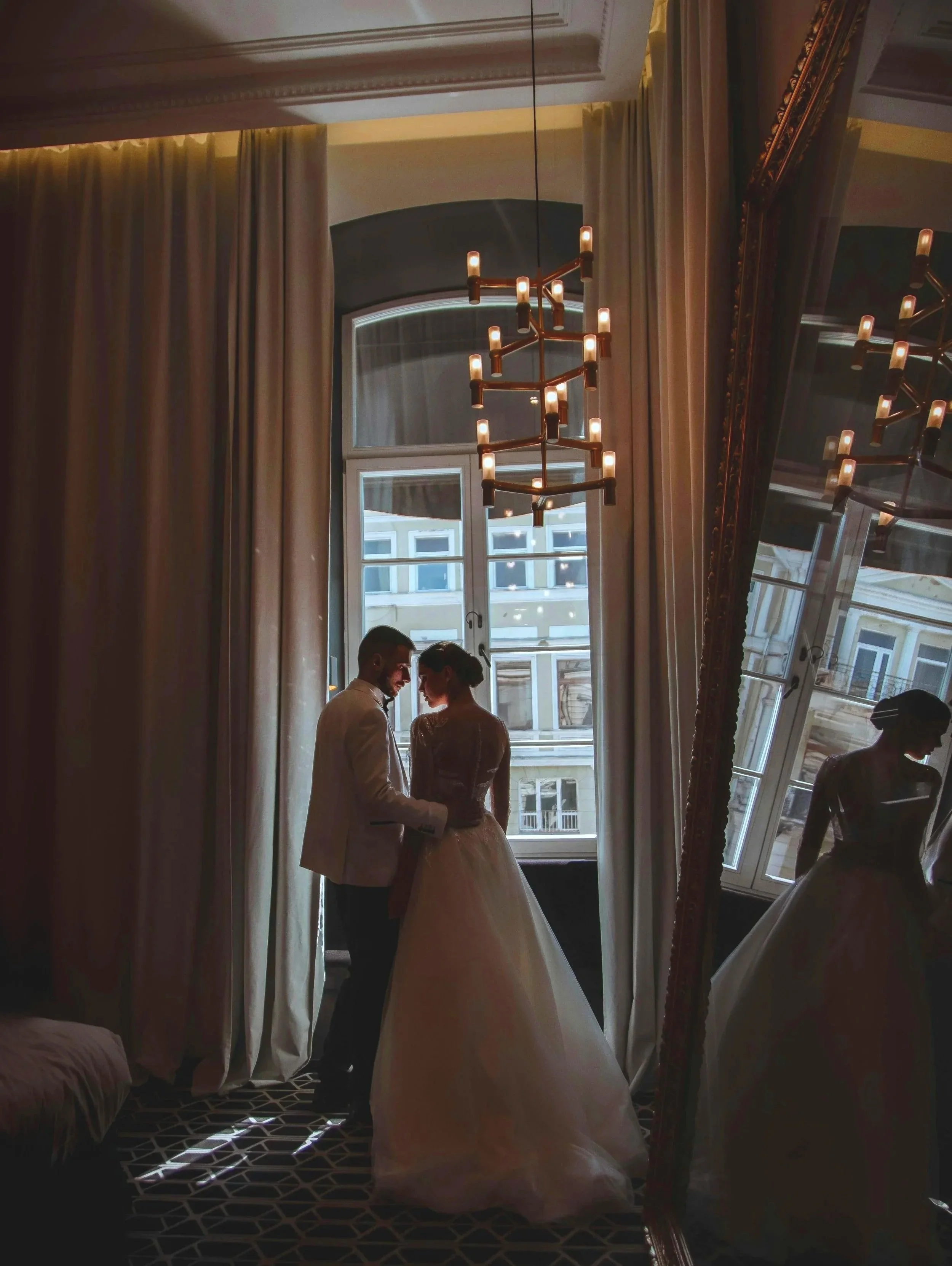 Editorial Brautpaar-Porträt in eleganter Hochzeitslocation