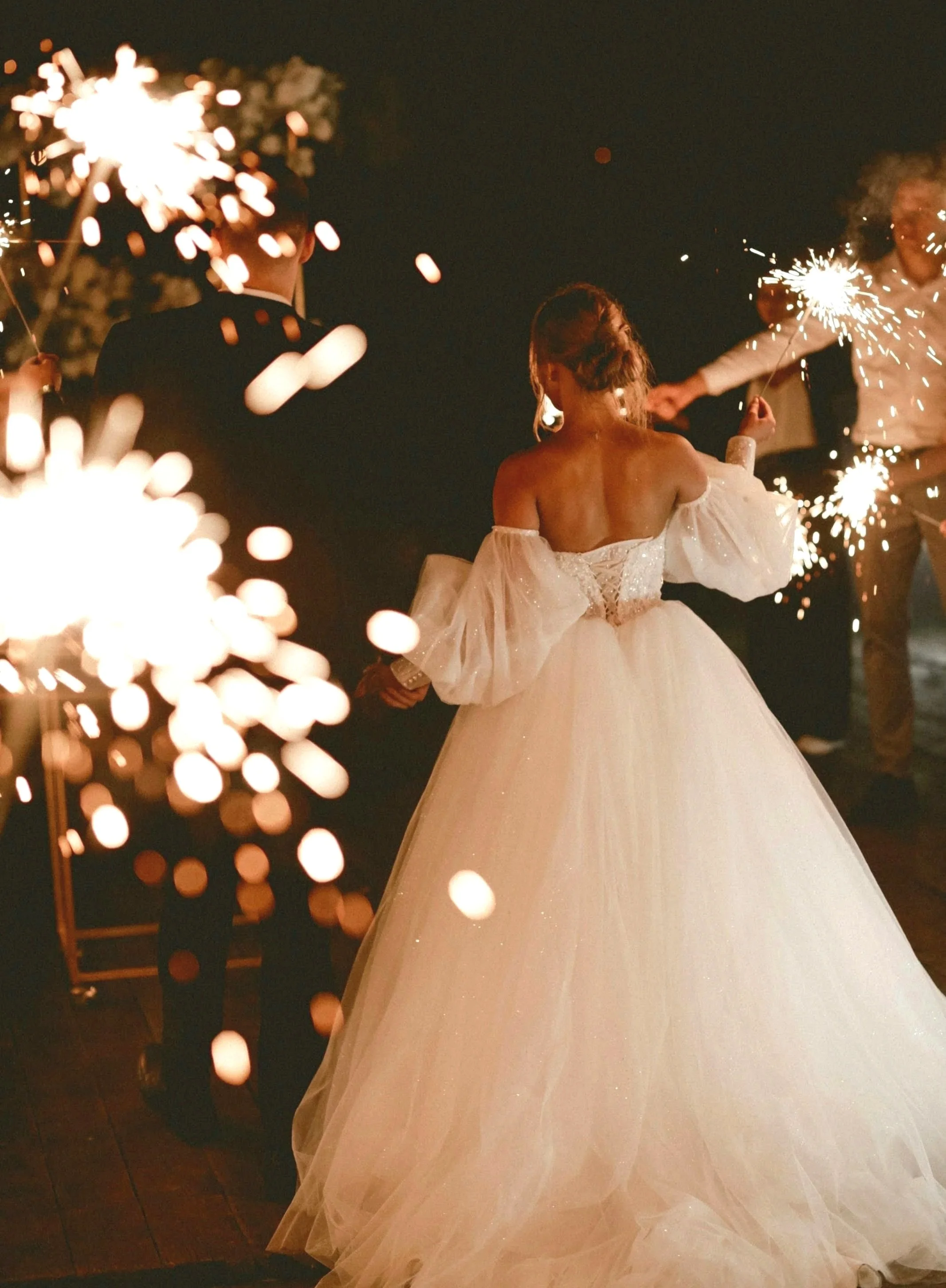 Moderne Hochzeitsfeier mit Sparklern am Abend