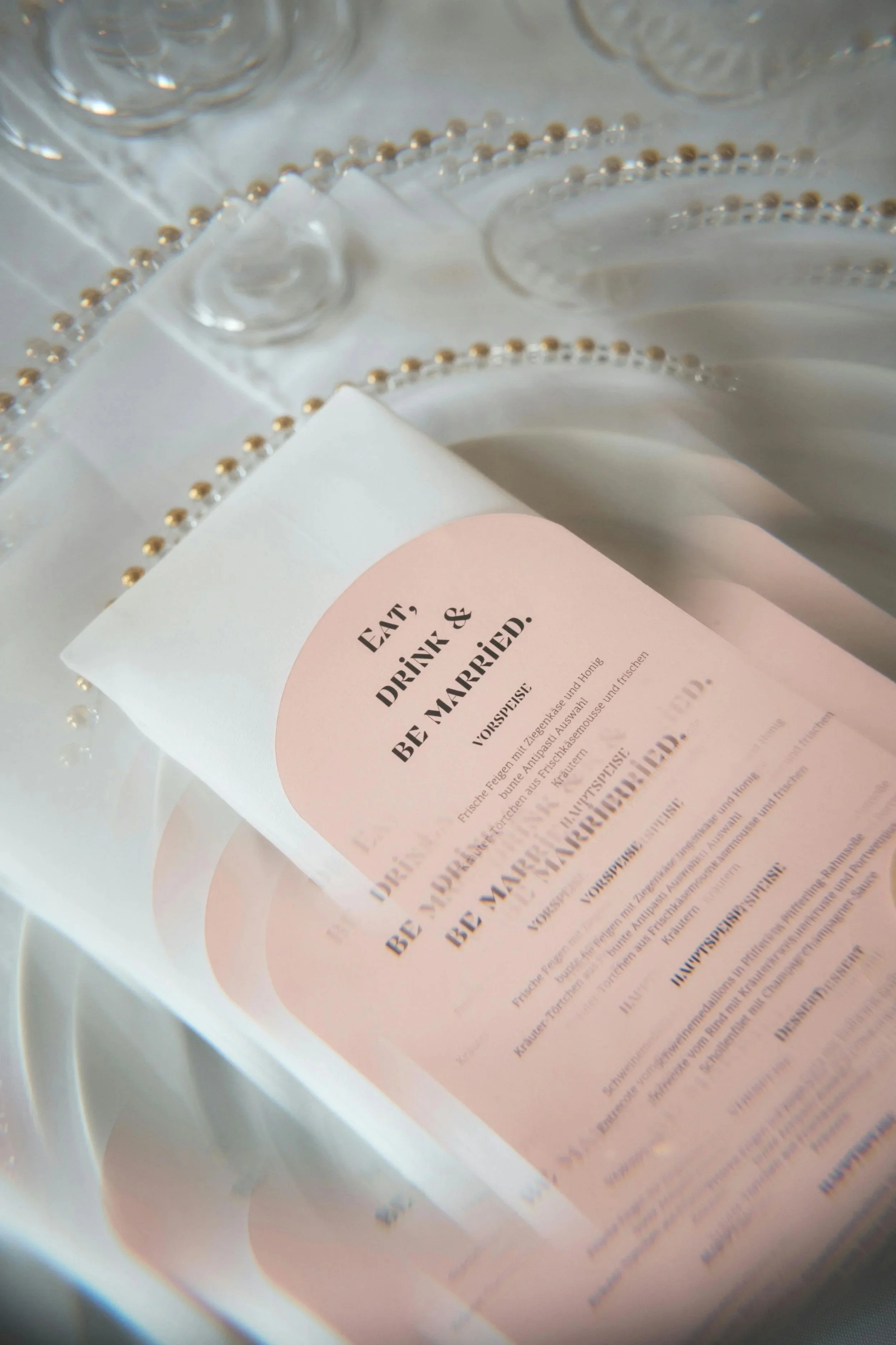 Elegante Menükarte für stilvolle Hochzeitstafel