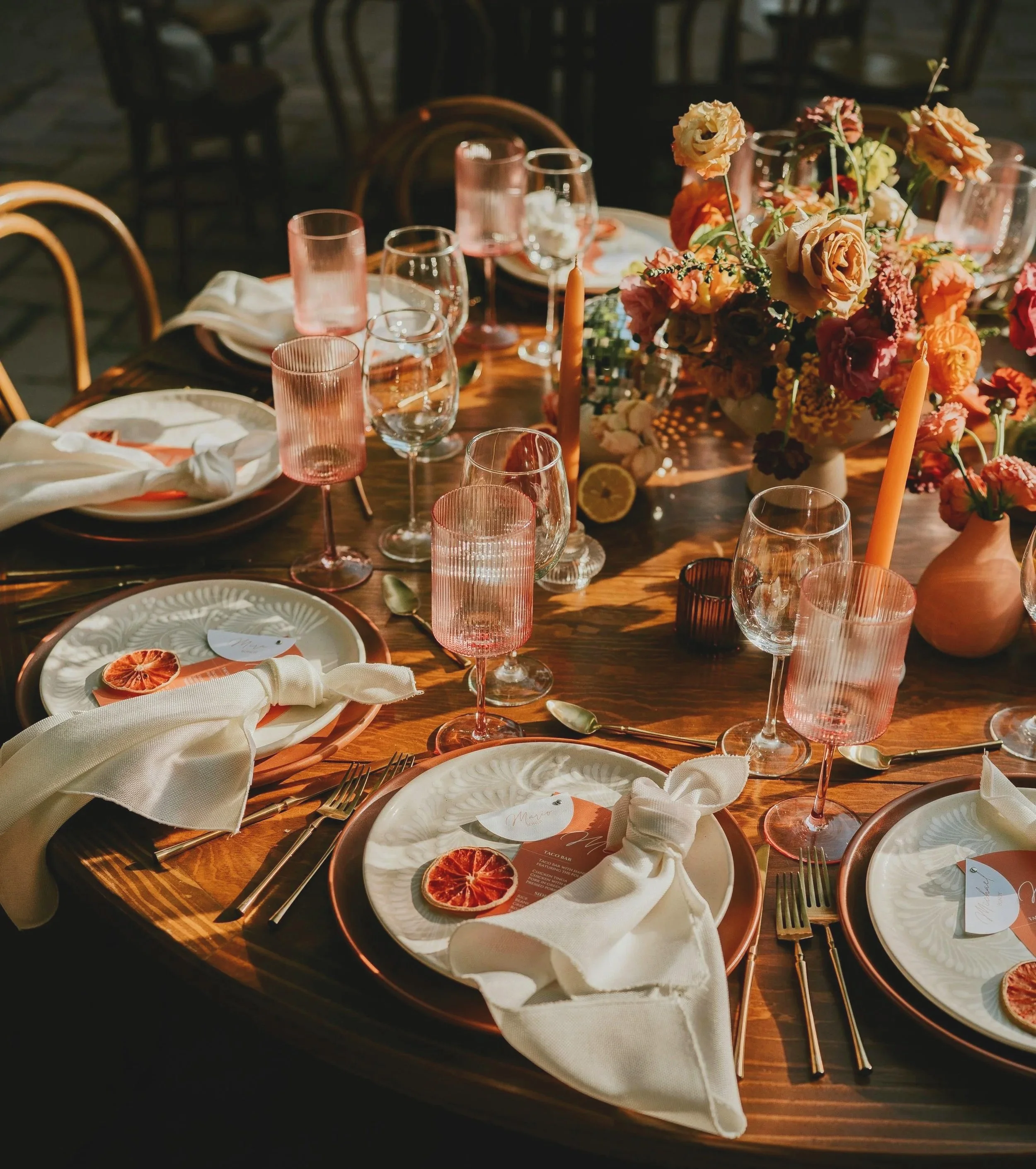 Elegantes Hochzeitsdinner mit Kerzen und floraler Dekoration