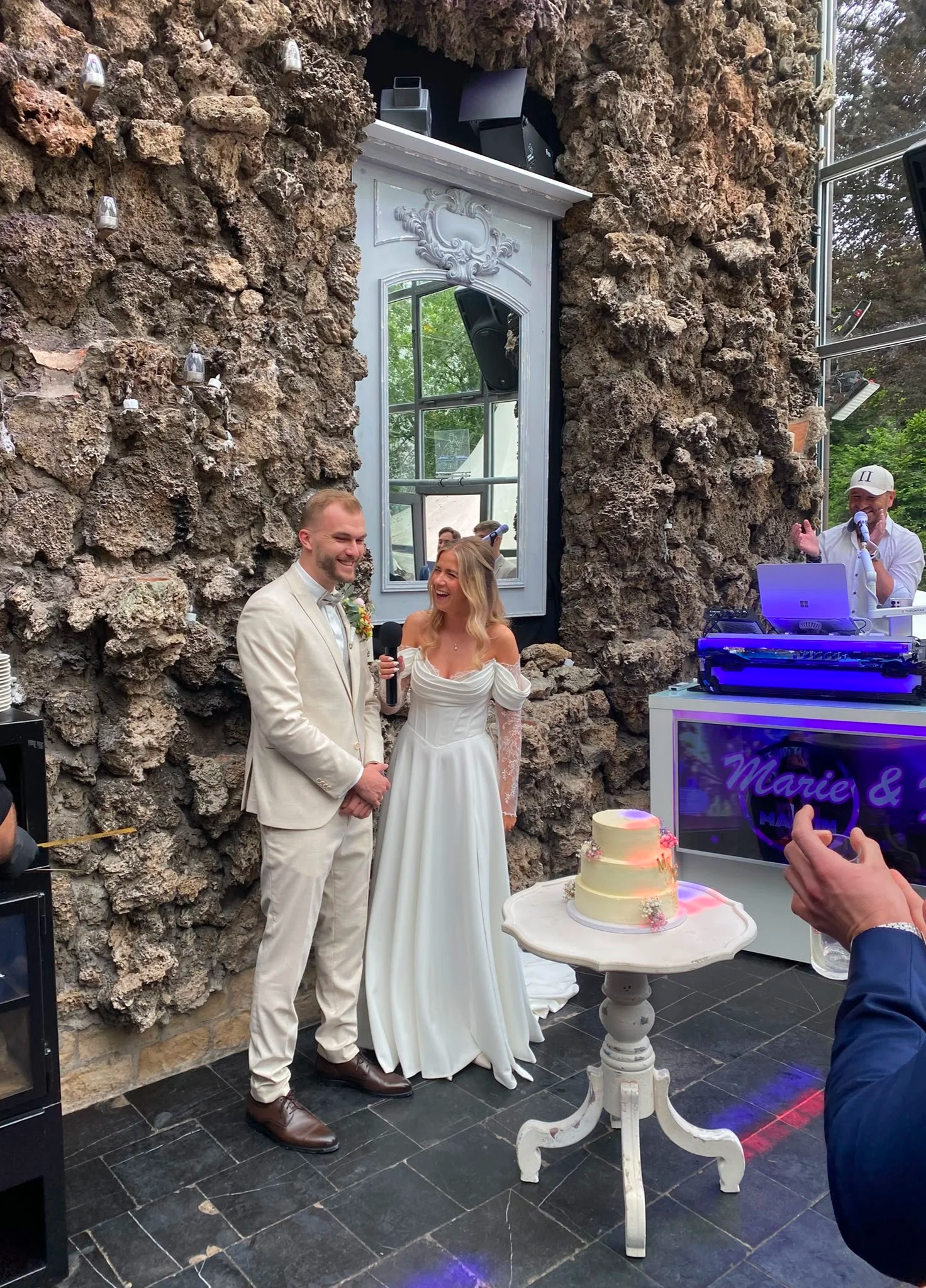 Brautpaar Marie & Fabian - Tortenanschnitt Hochzeit Kupferhof Stolberg