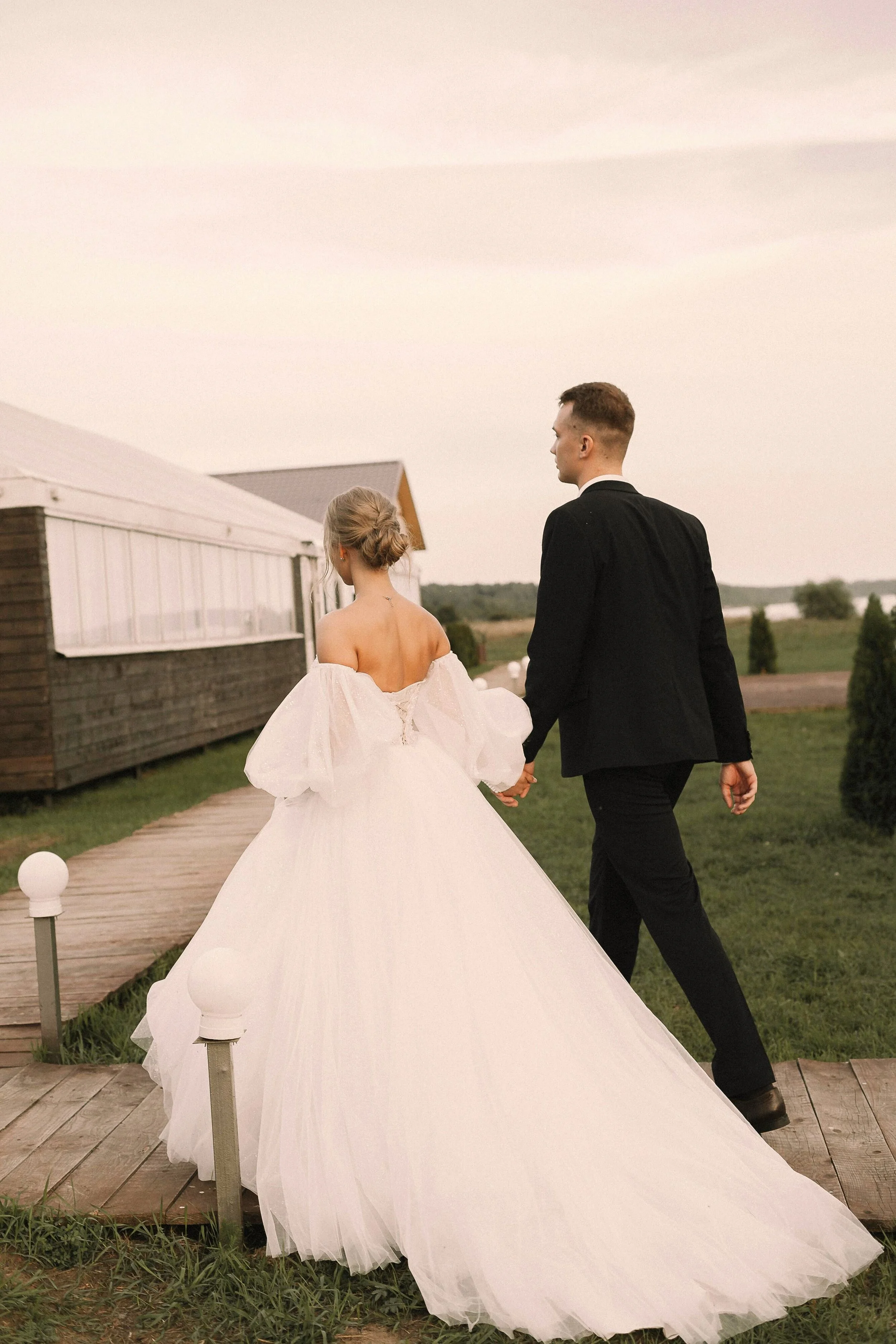Modernes Brautpaar bei Outdoor-Hochzeit zum Sonnenuntergang
