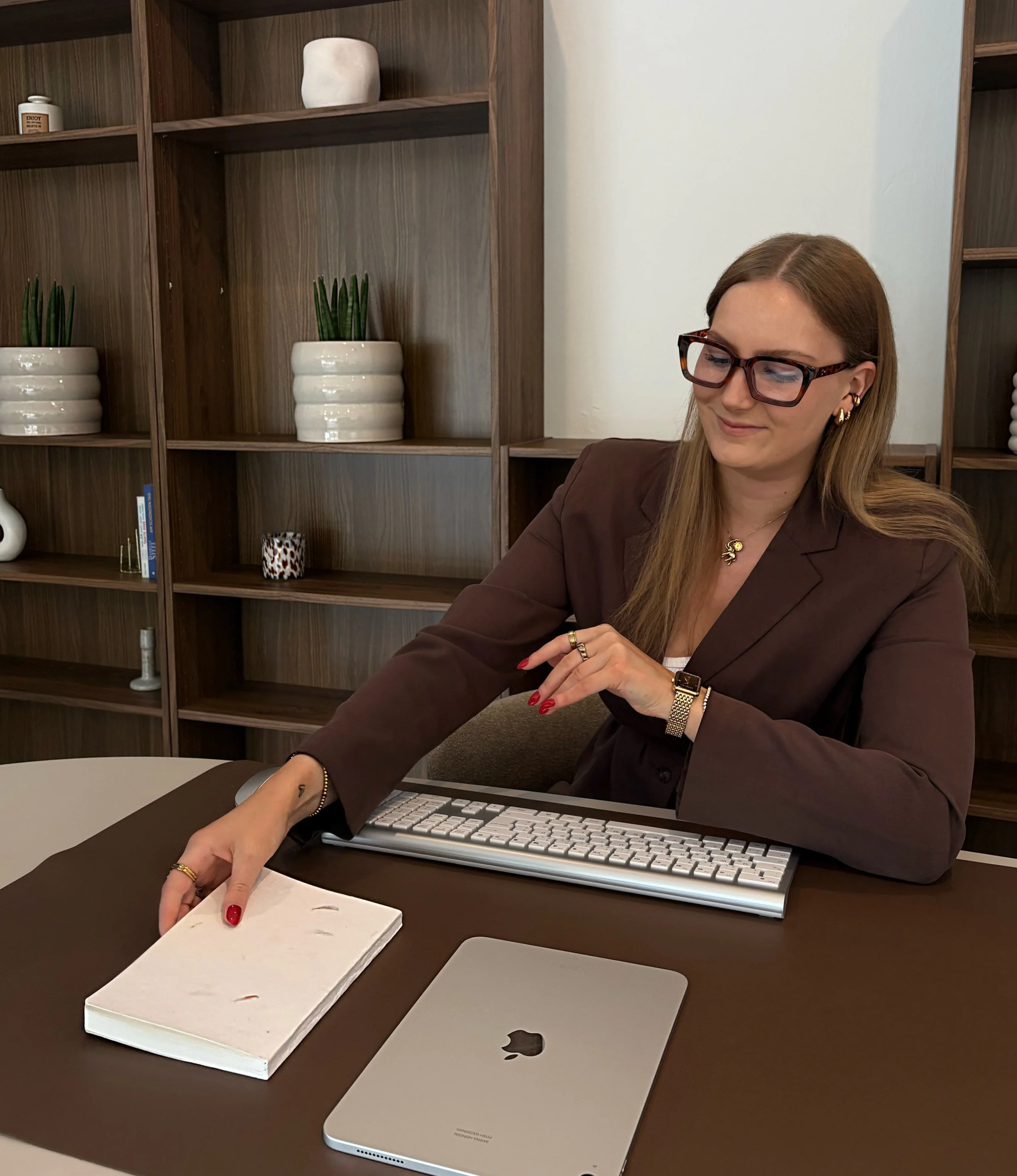 Hochzeitsplanerin Sarina Heinzen bei der Hochzeitsplanung im Büro von POSH Weddings
