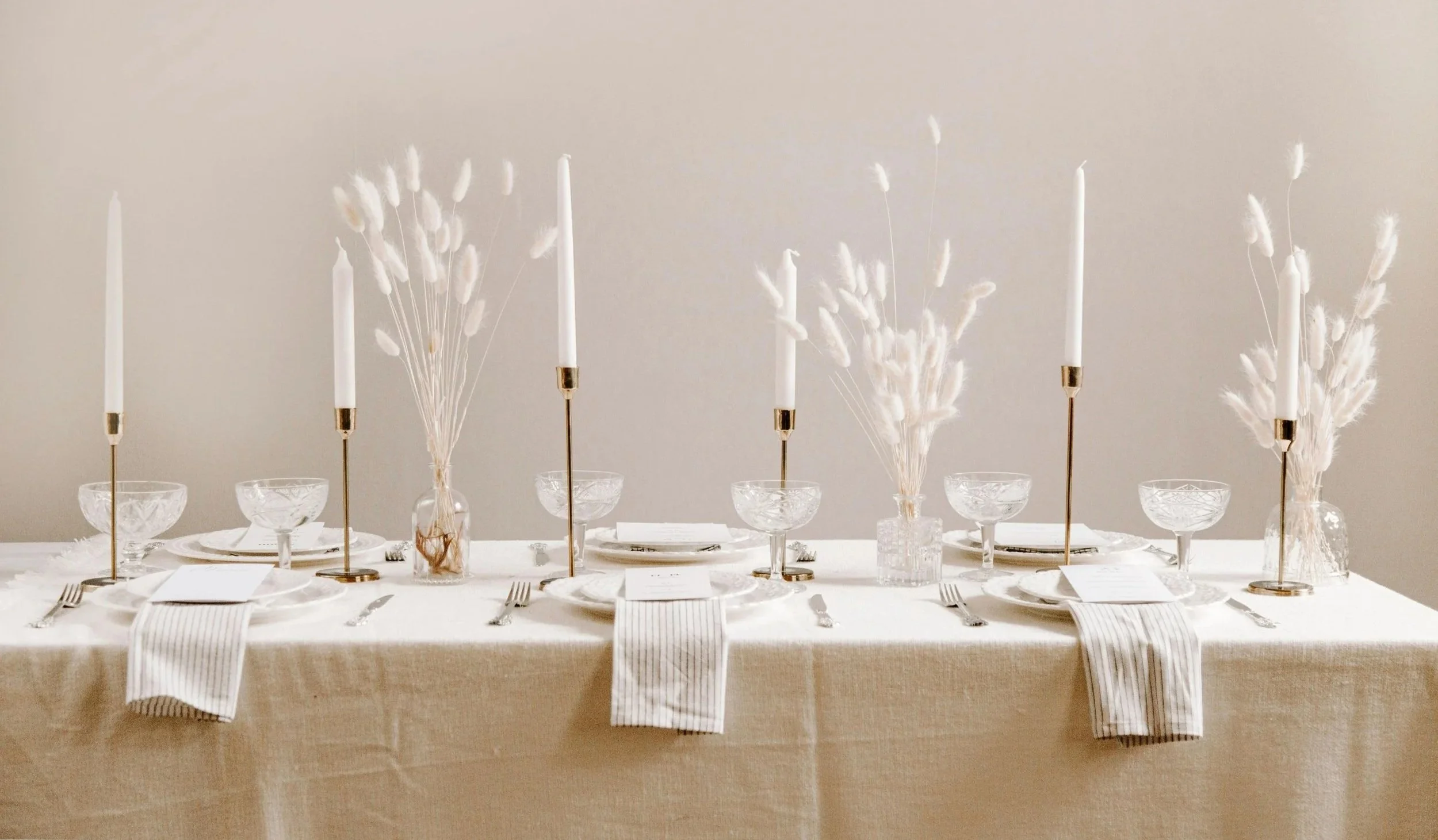 Elegante Tischdekoration für moderne Hochzeit in Creme und Weiß