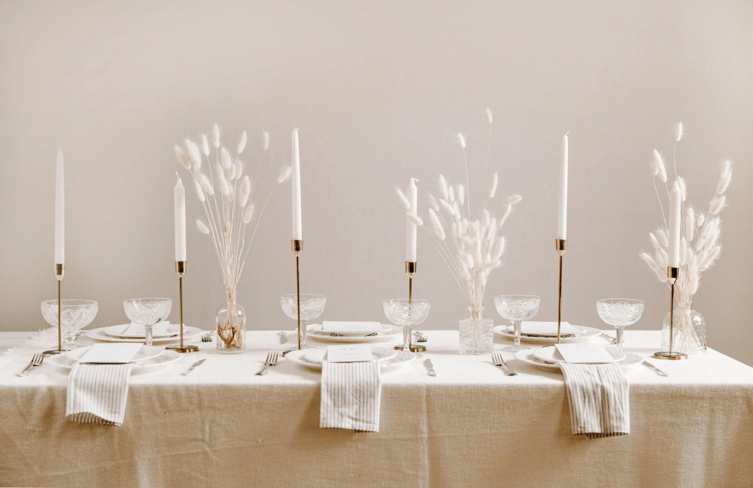 	
Elegante Tischdekoration für moderne Hochzeit in Creme und Weiß