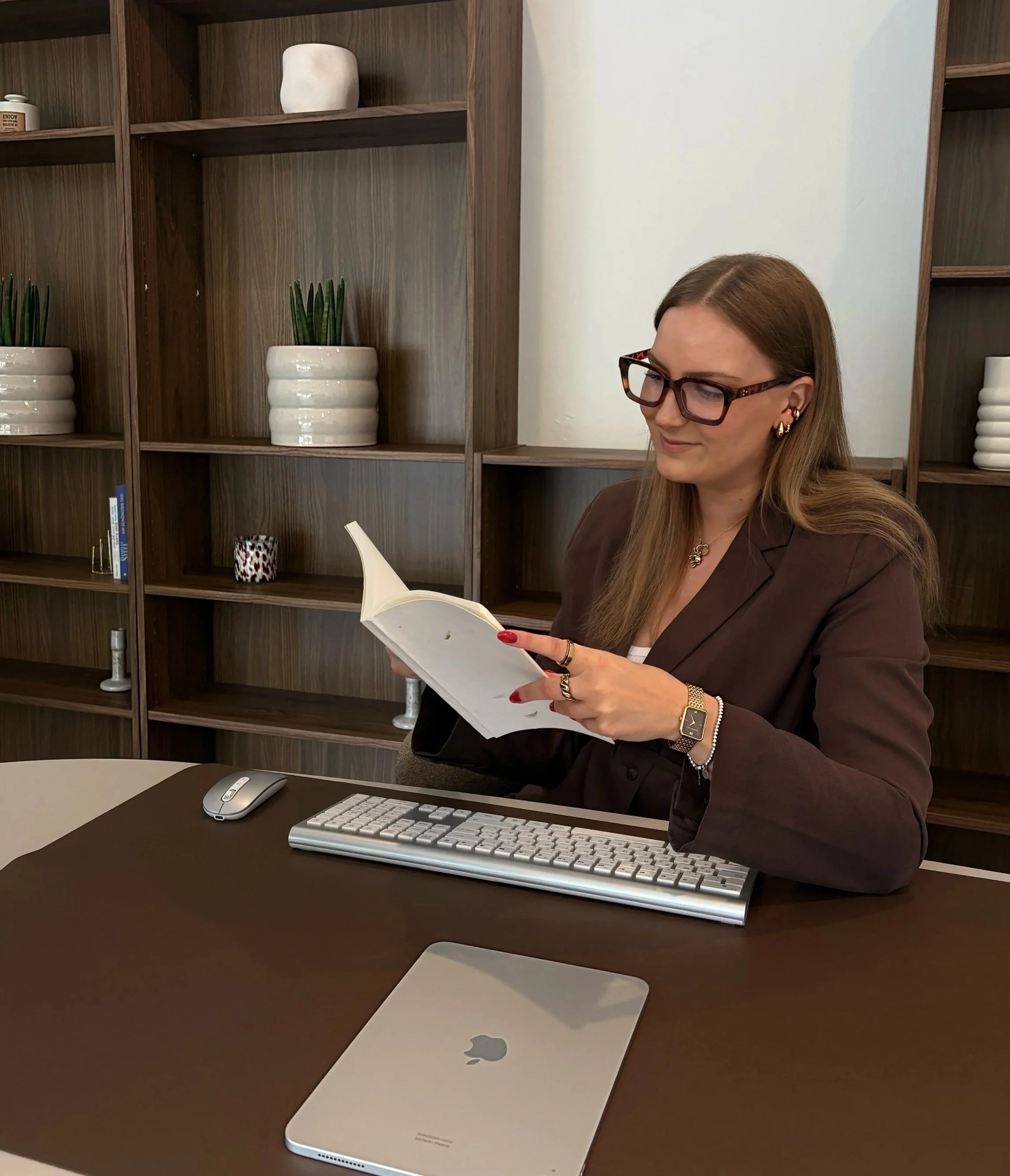 Hochzeitsplanerin Sarina Heinzen im Büro von POSH Weddings