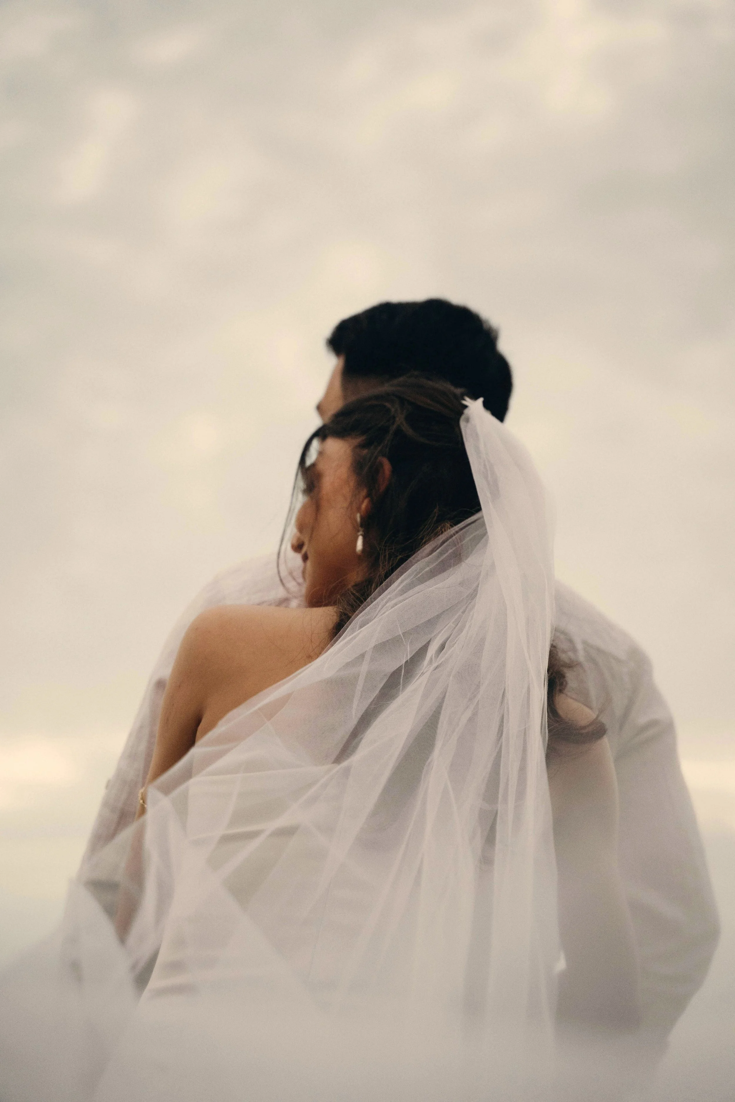 	
Brautpaar bei stilvoller Hochzeit im Editorial-Stil