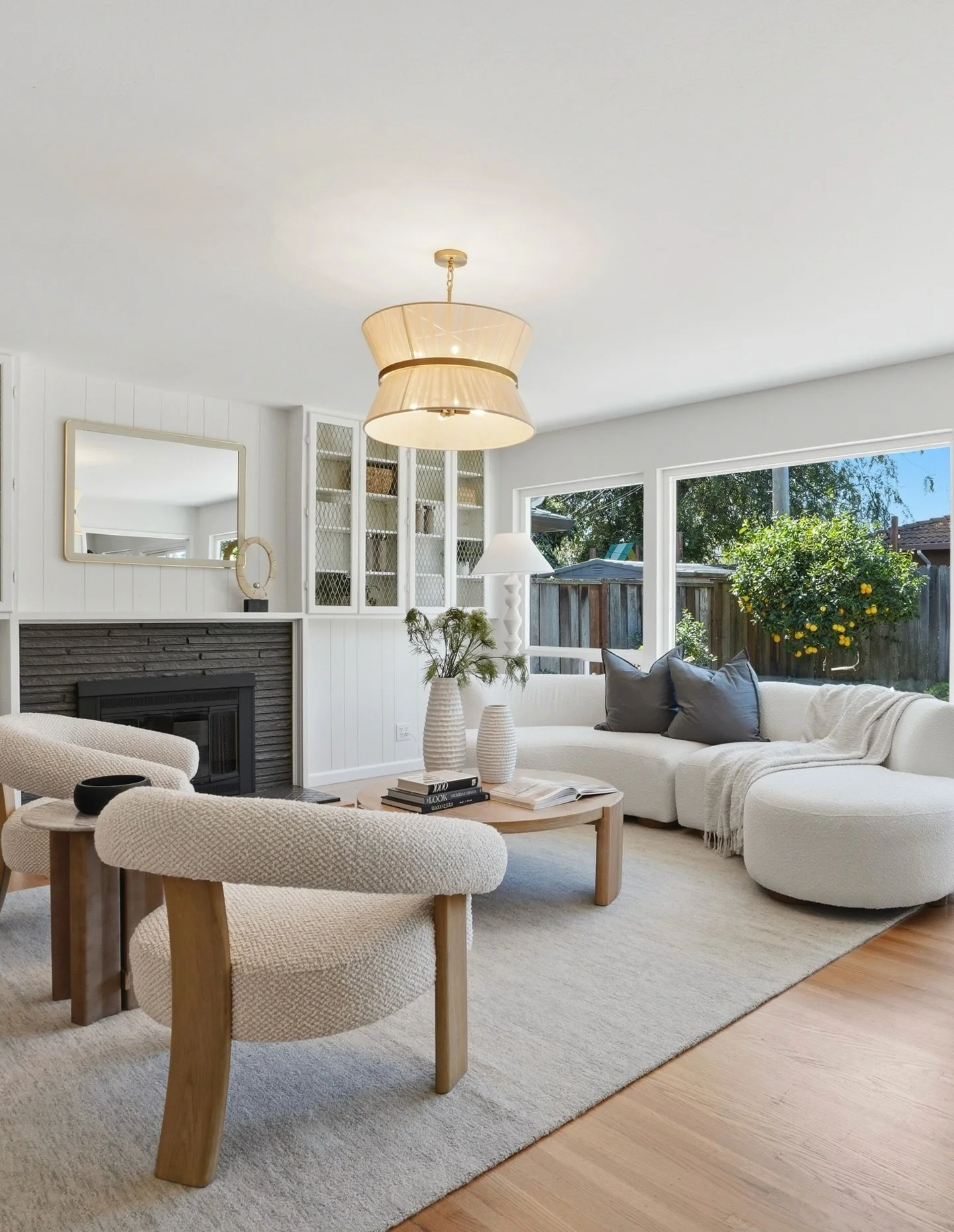 Soft, organic Californian vibes at their best 🌿 Bright, airy spaces, warm textures, and a palette designed to feel calm and grounded. We love how the cool green exterior makes its way indoors through the kitchen cabinetry creating a seamless connect